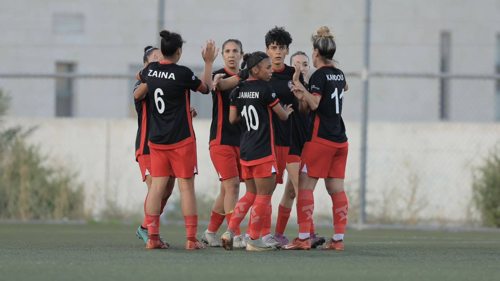 لاعبات الاتحاد يحتفلن بهدف سابق