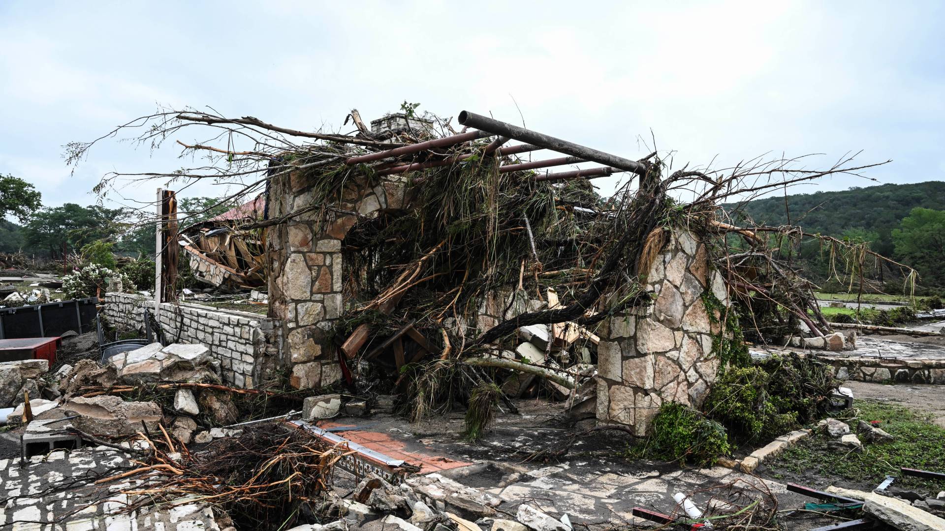 مبنى هدم إثر الفيضانات المدمرة