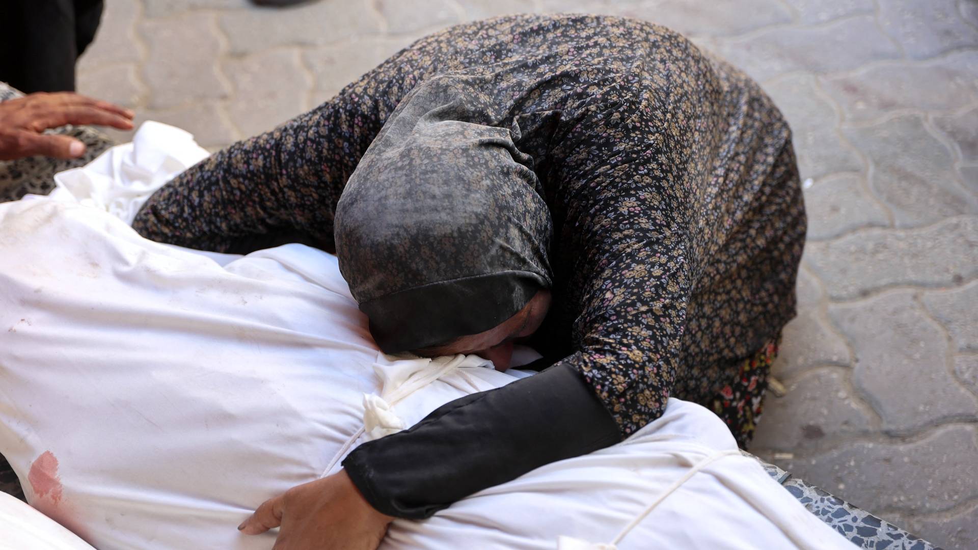 فلسطينية تودع أحد أفراد عائلتها في غزة