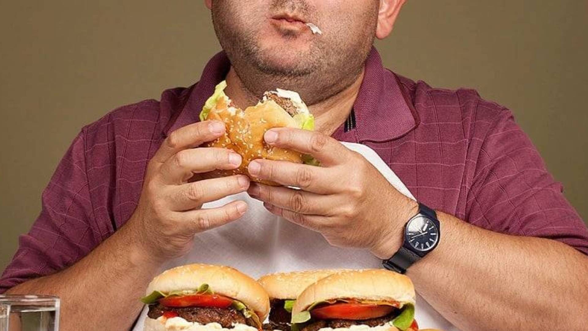 الأكل بشراهة