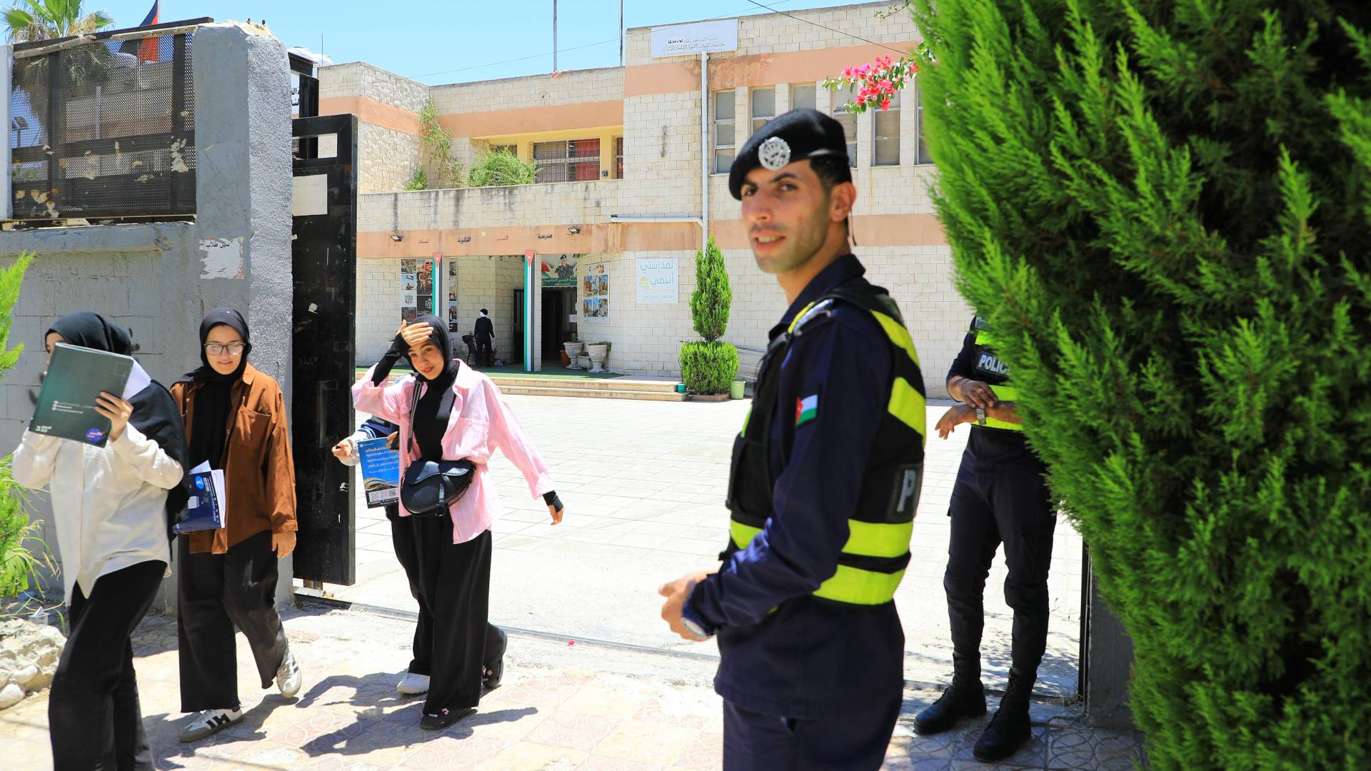 طلبة الفرع العلمي - امتحان الفيزياء للتوجيهي