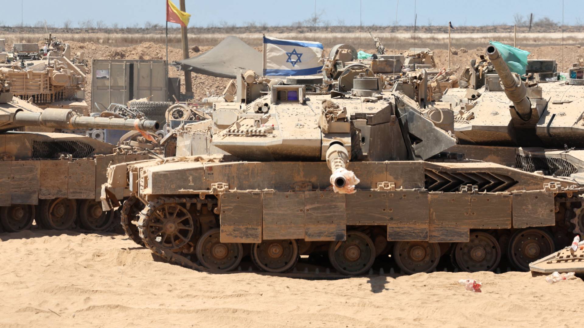 انتشار دبابات الاحتلال الإسرائيلي بالقرب من الحدود مع قطاع غزة