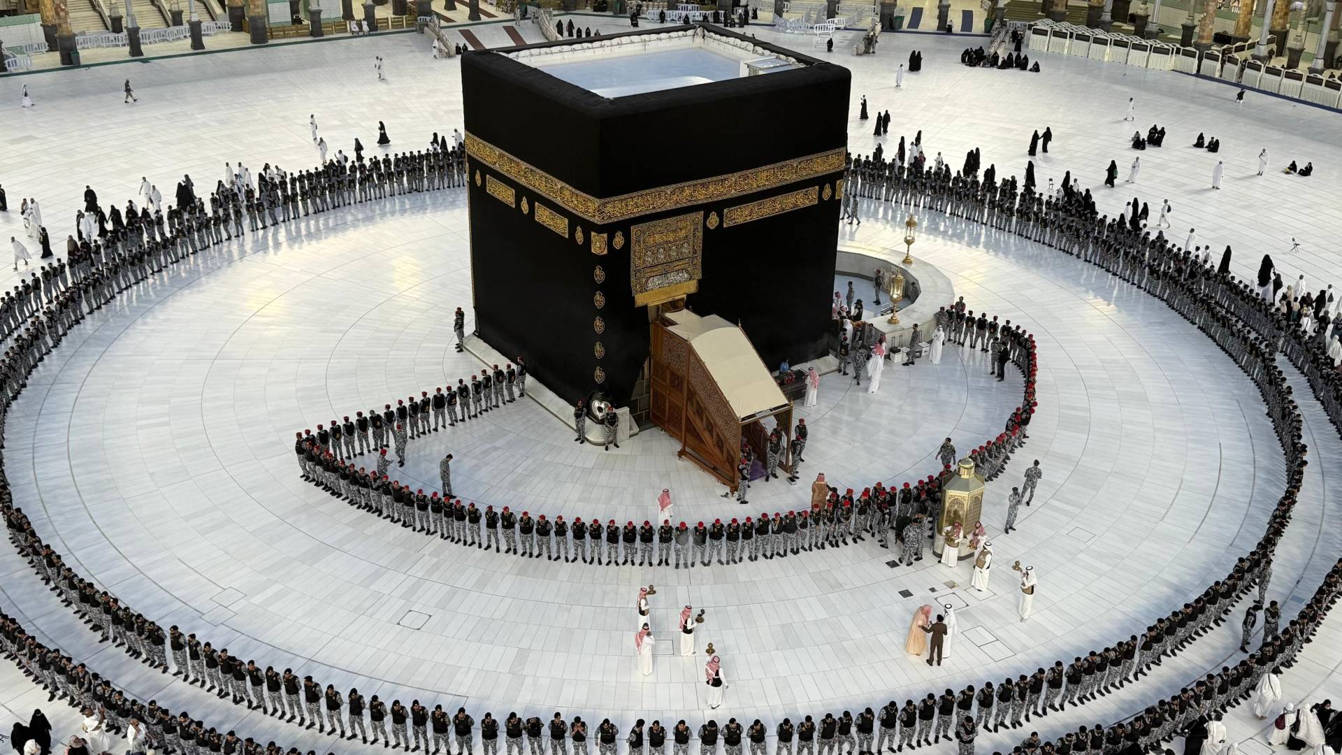 بدء مراسم غسل الكعبة المشرفة الخميس