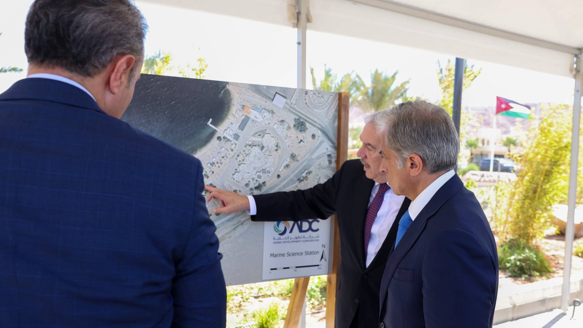 رئيس الوزراء يتفقد سير العمل في مشروع المركز الدولي لمحمية العقبة البحرية