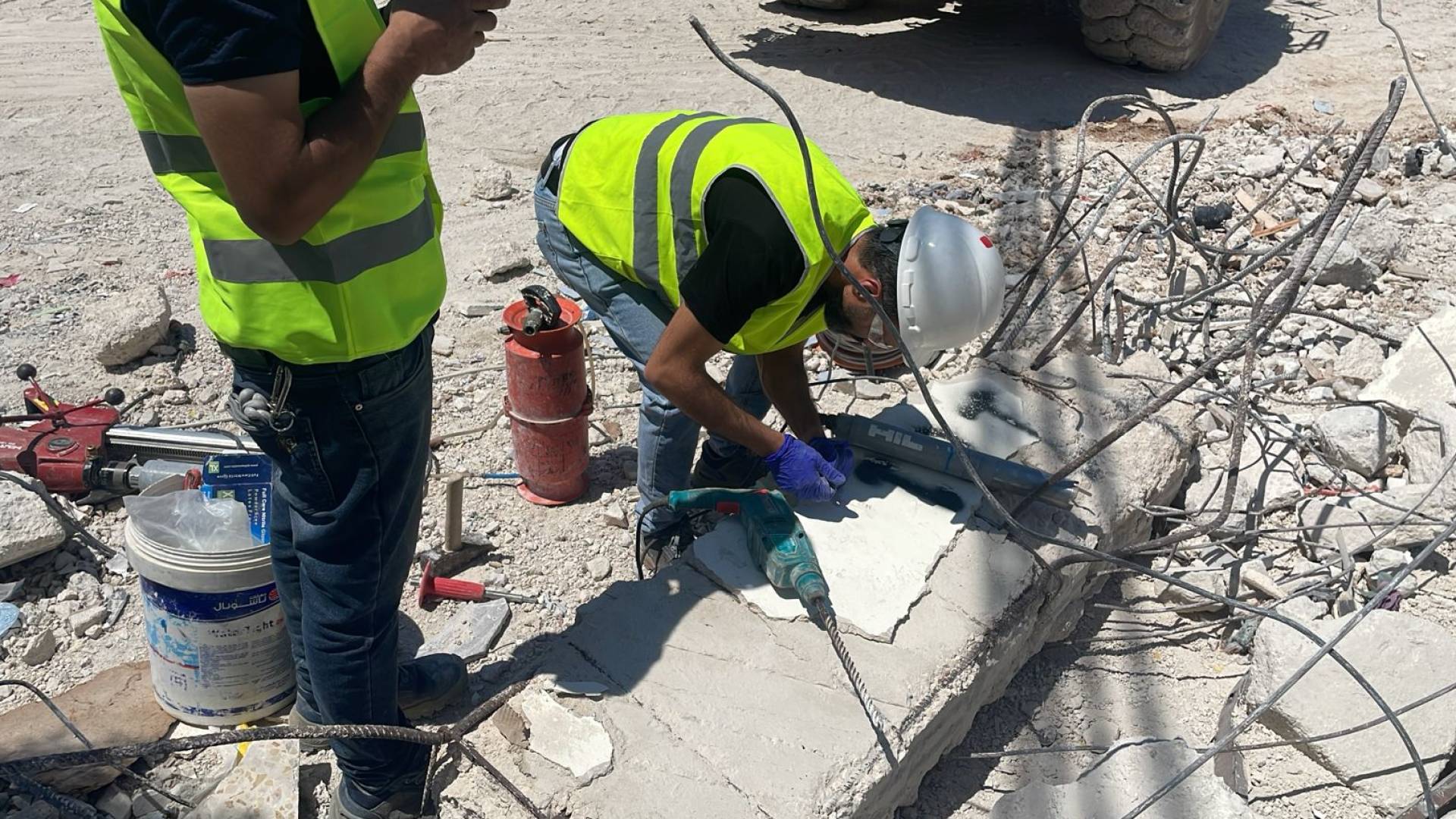 من موقع انهيار عمارة اربد