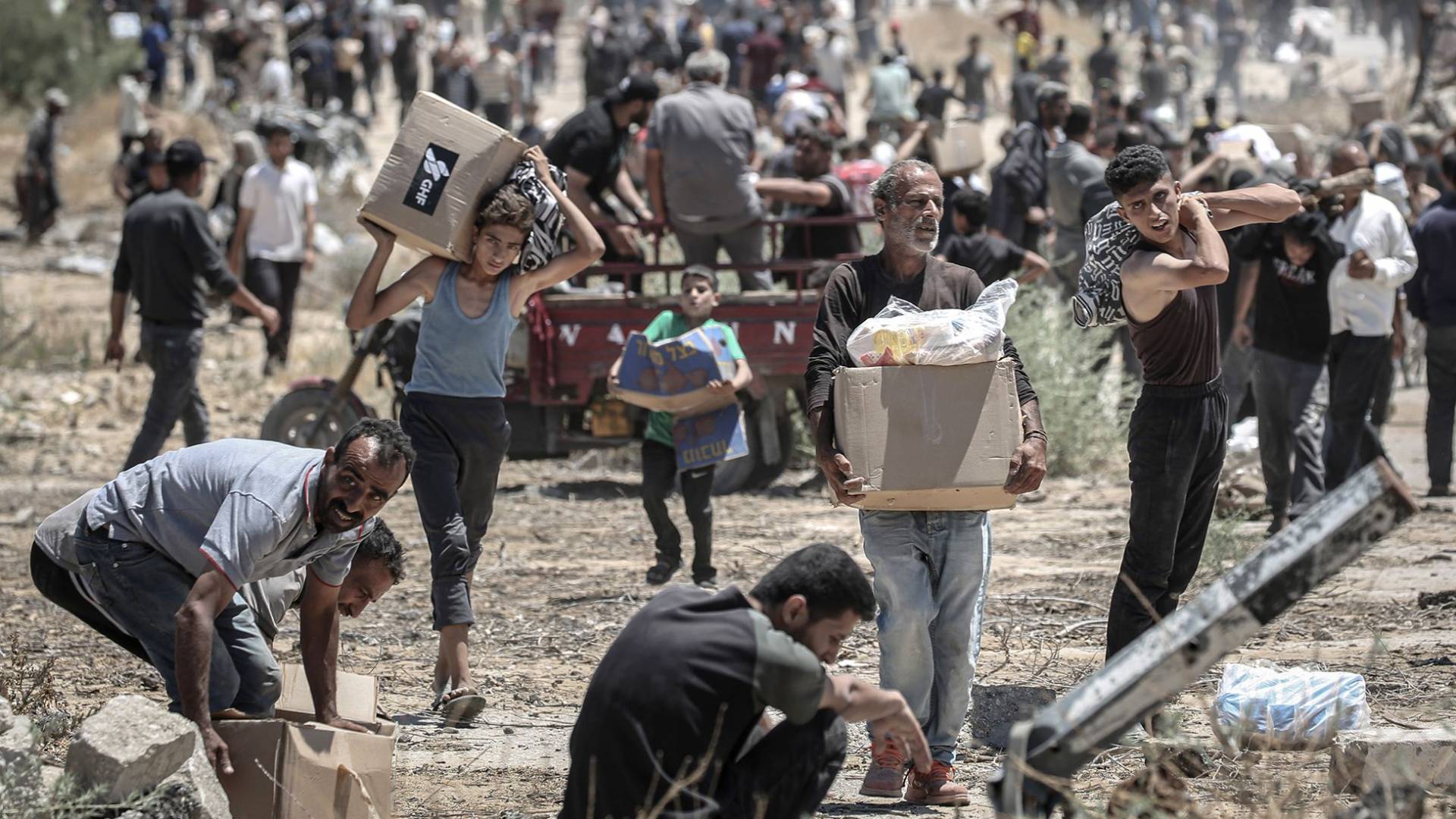 فلسطينيون يتلقون المساعدات بغزة