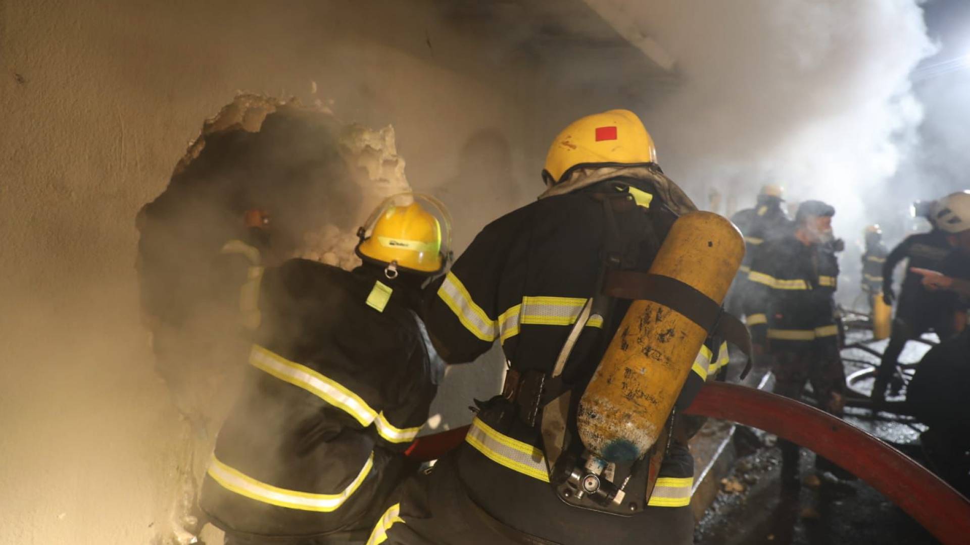 الدفاع المدني يخمد حريقاً في سوق شعبي بمساحة 5000 متر في عمّان