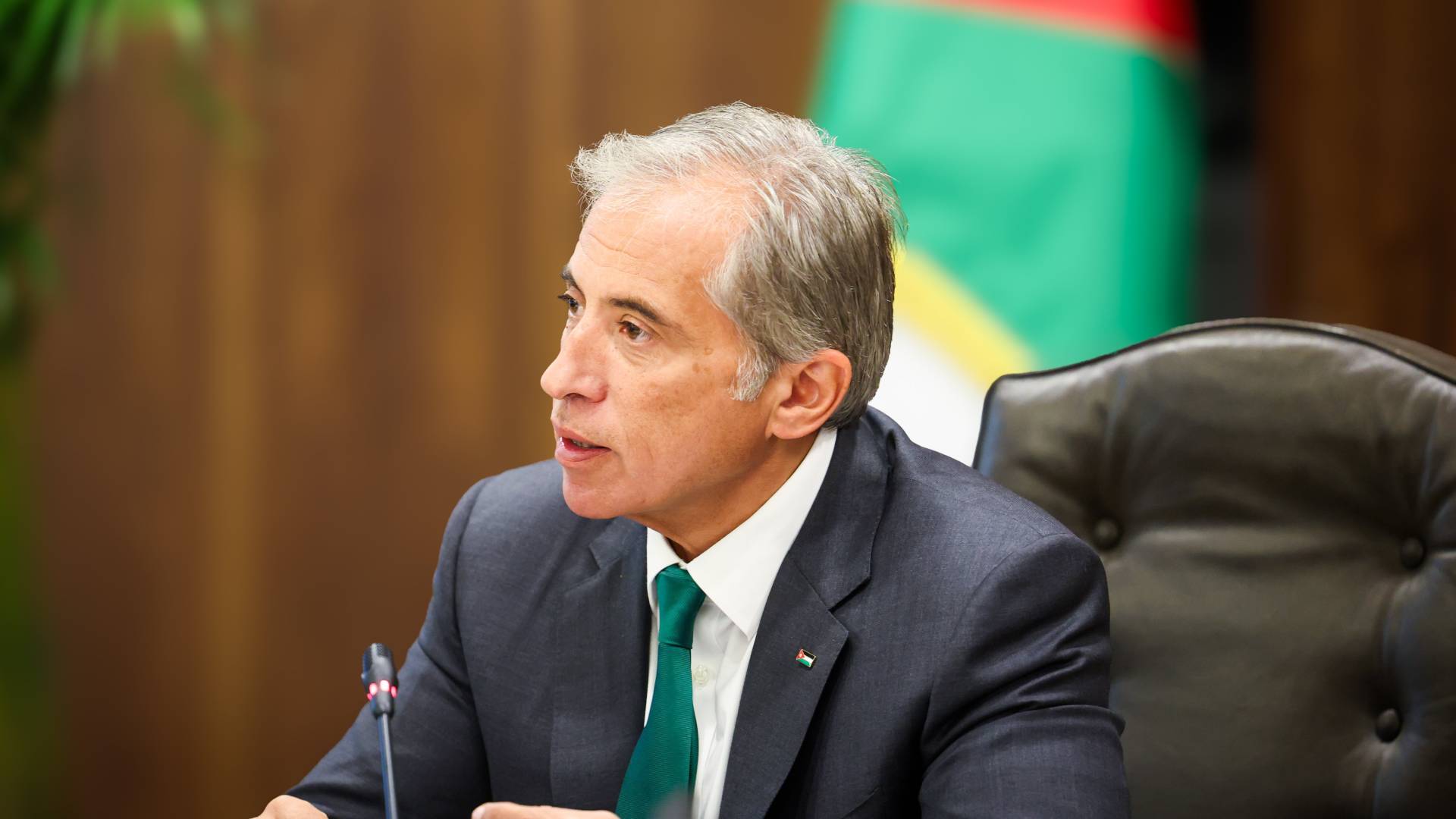 رئيس الوزراء يوجه بإيجاد مبنى بديل لمركز صحي المفرق الأولي وتزويده بالاحتياجات اللازمة