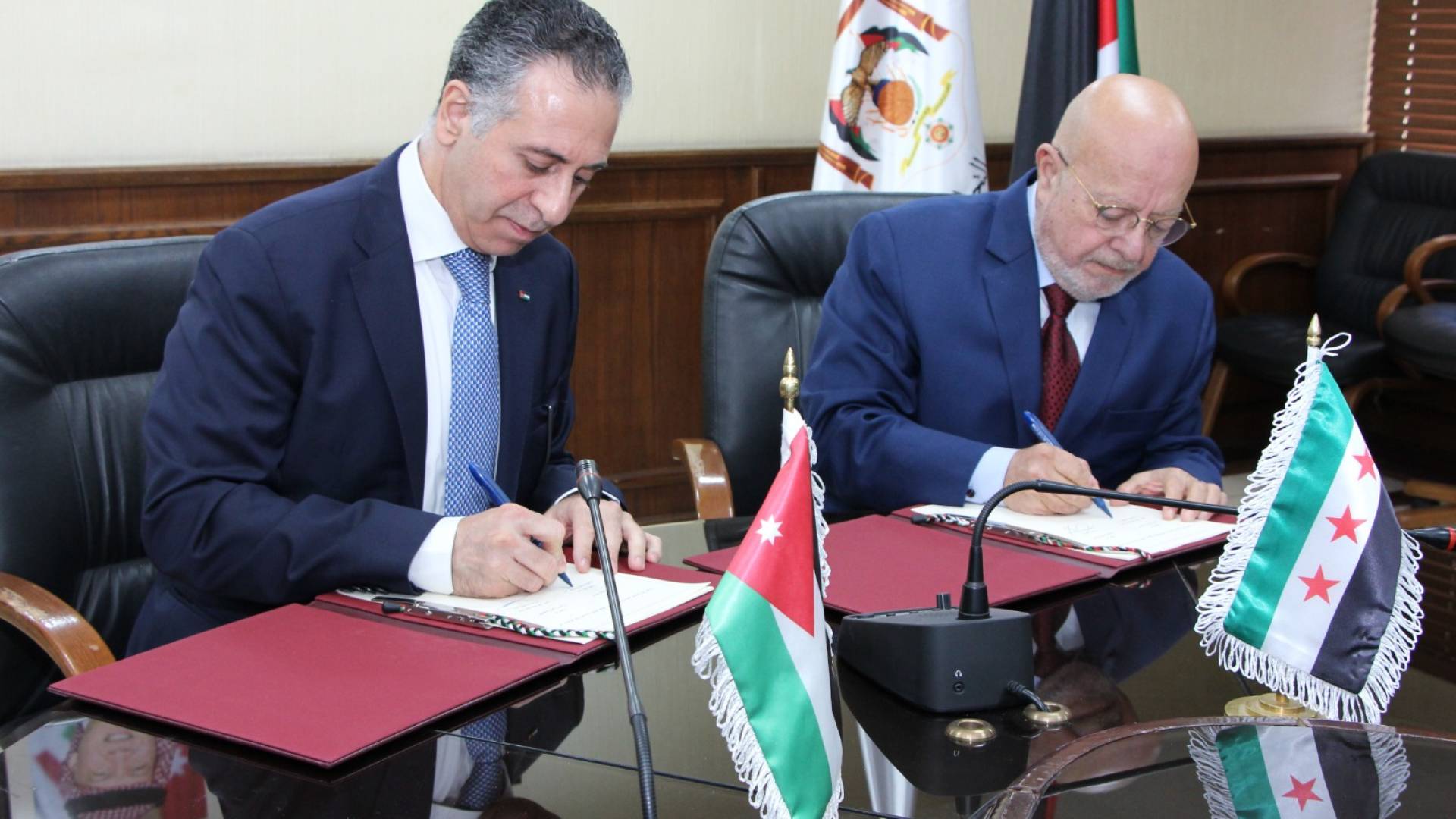 وزير الصناعة والتجارة يعرب القضاة، ووزير الاقتصاد والتجارة الخارجية السوري محمد الشعار