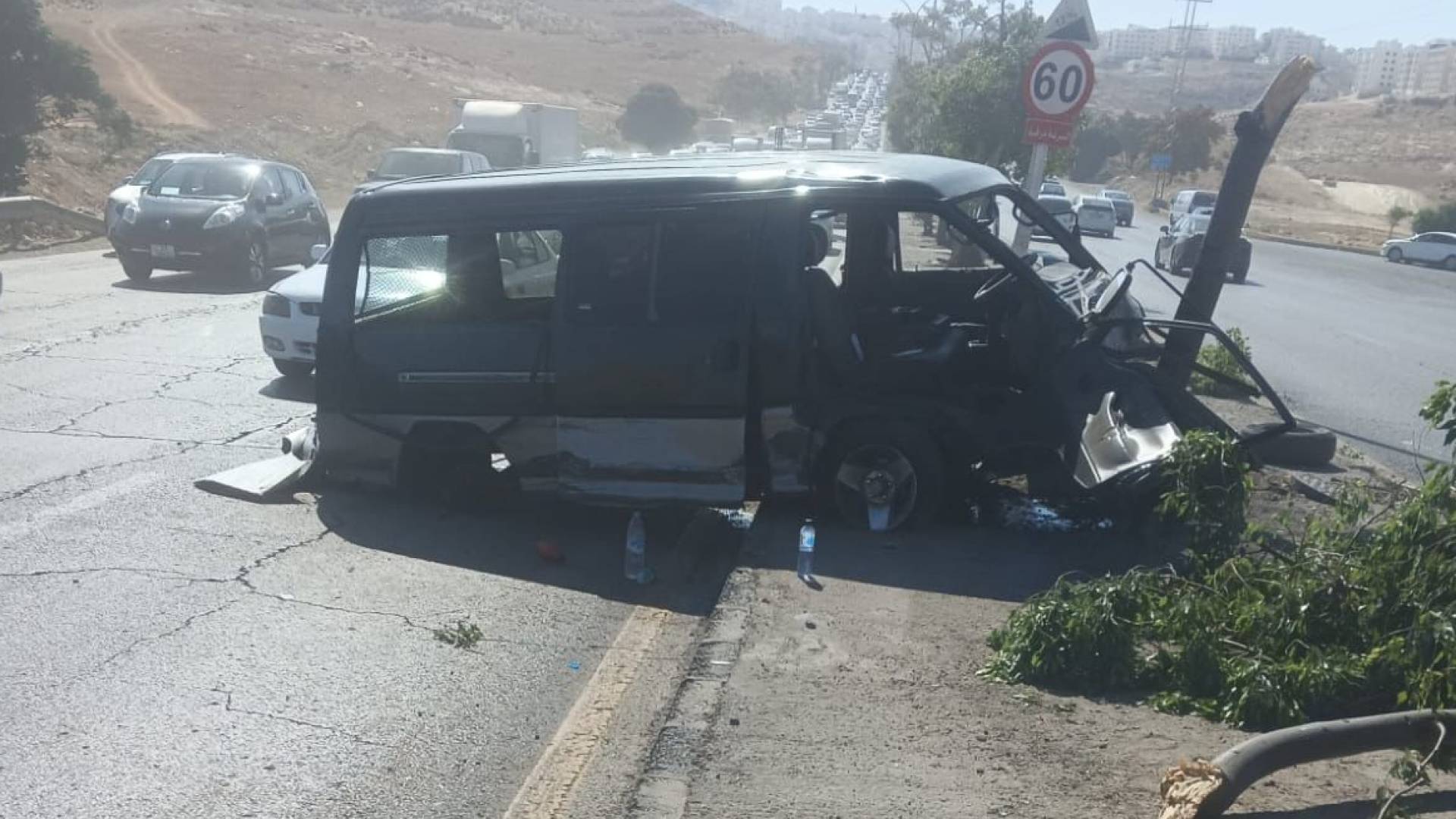 حادث تدهور باص على شارع الأردن