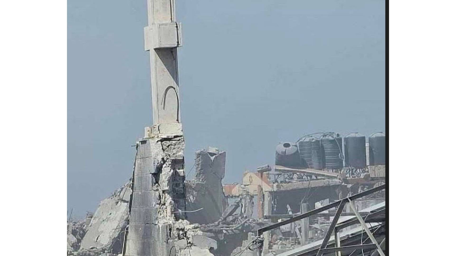 قصف كنيسة العائلة المقدسة في غزة