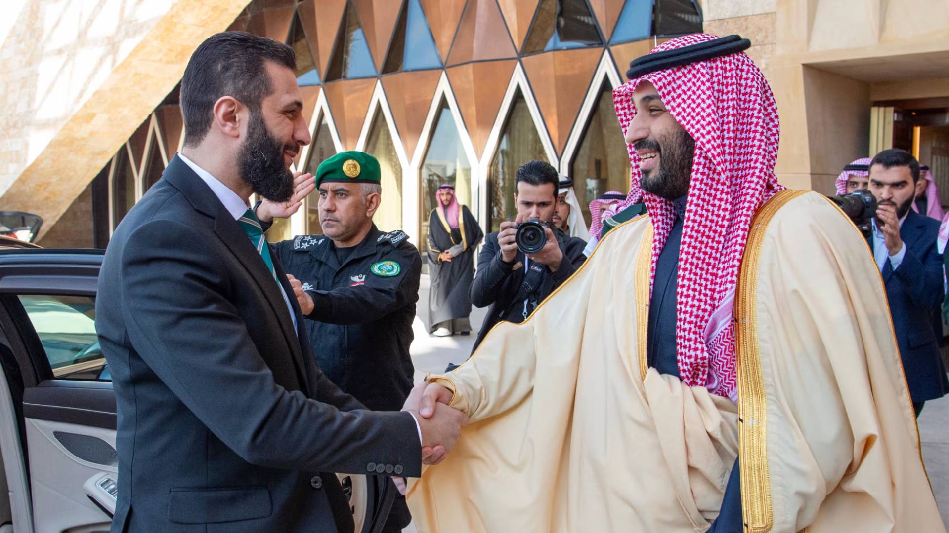 ولي العهد السعودي محمد بن سلمان والرئيس السوري أحمد الشرع