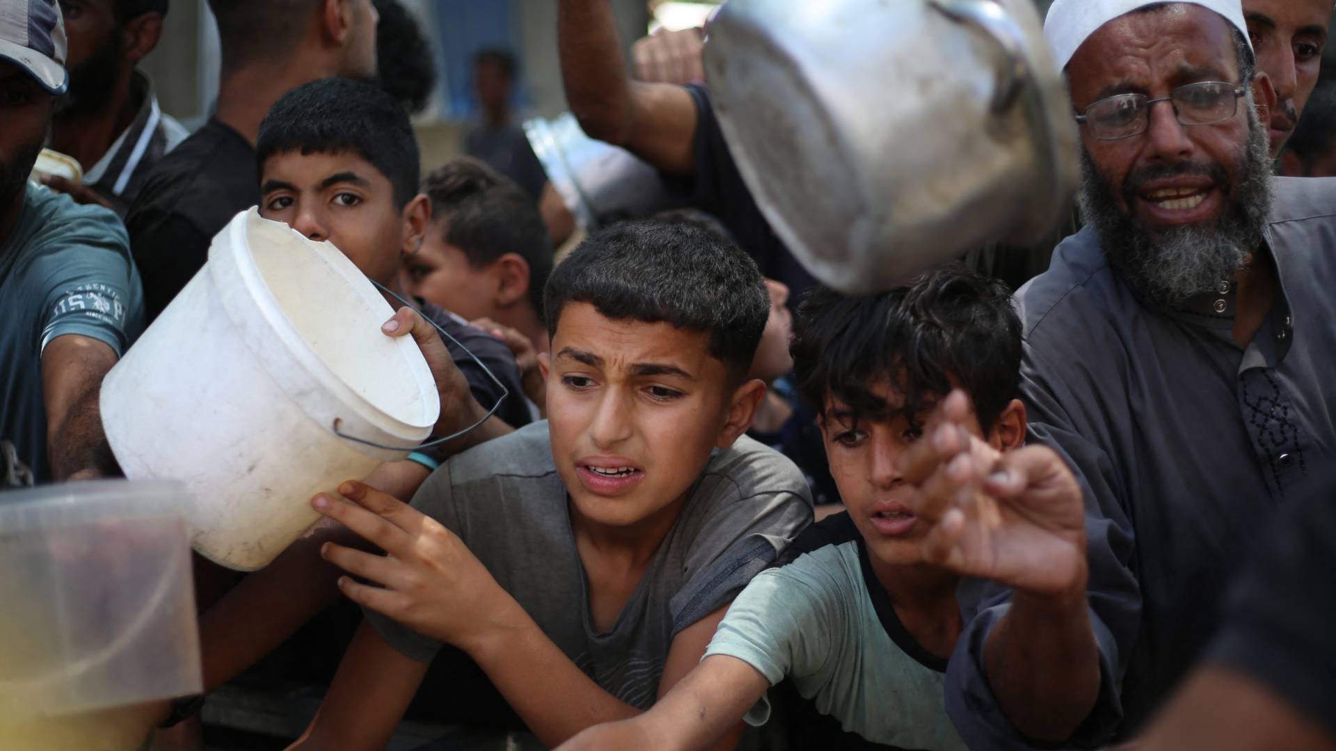 فلسطينيون ينظرون الحصول على الطعام في غزة