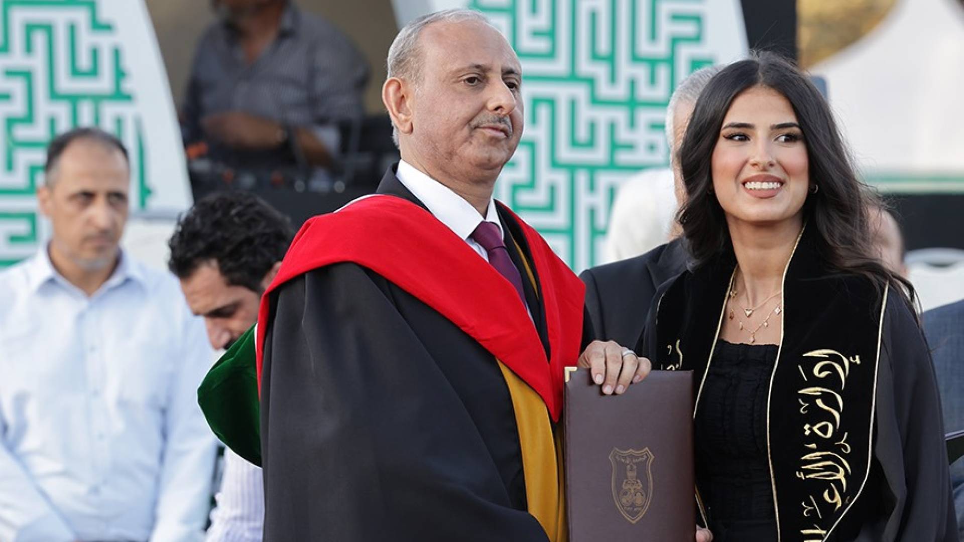 الجامعة الأردنية تحتفل بتخريج الفوج الستين وكلية الأعمال تخرج 859 طالبا وطالبة.. صور