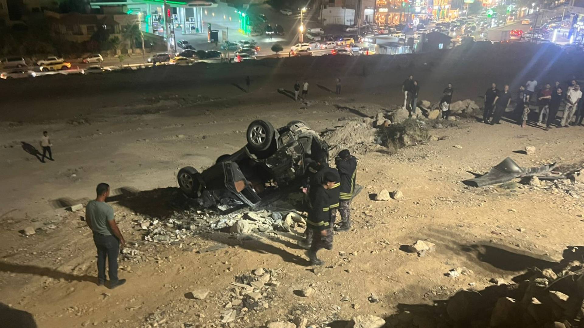 تدهور مركبة عن منحدر في منطقة الزرقاء الجديدة