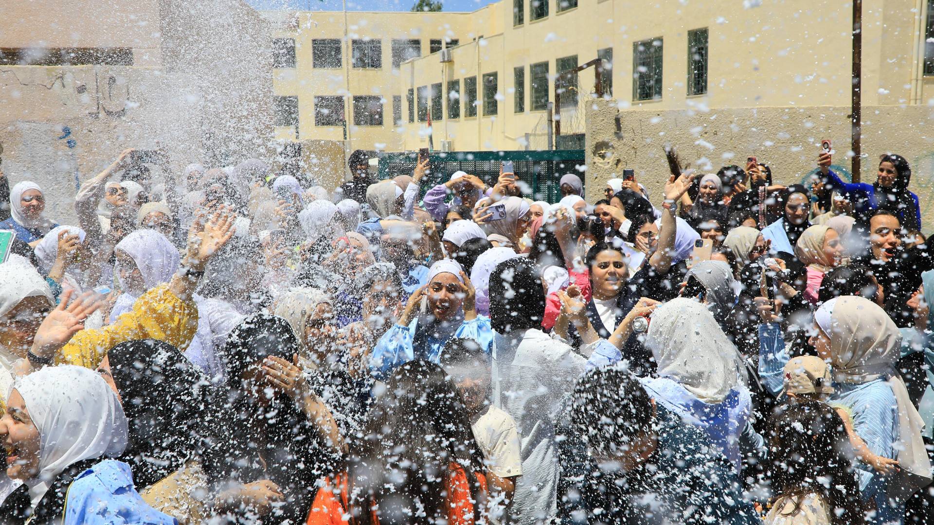 احتفالات طلاب التوجيهي