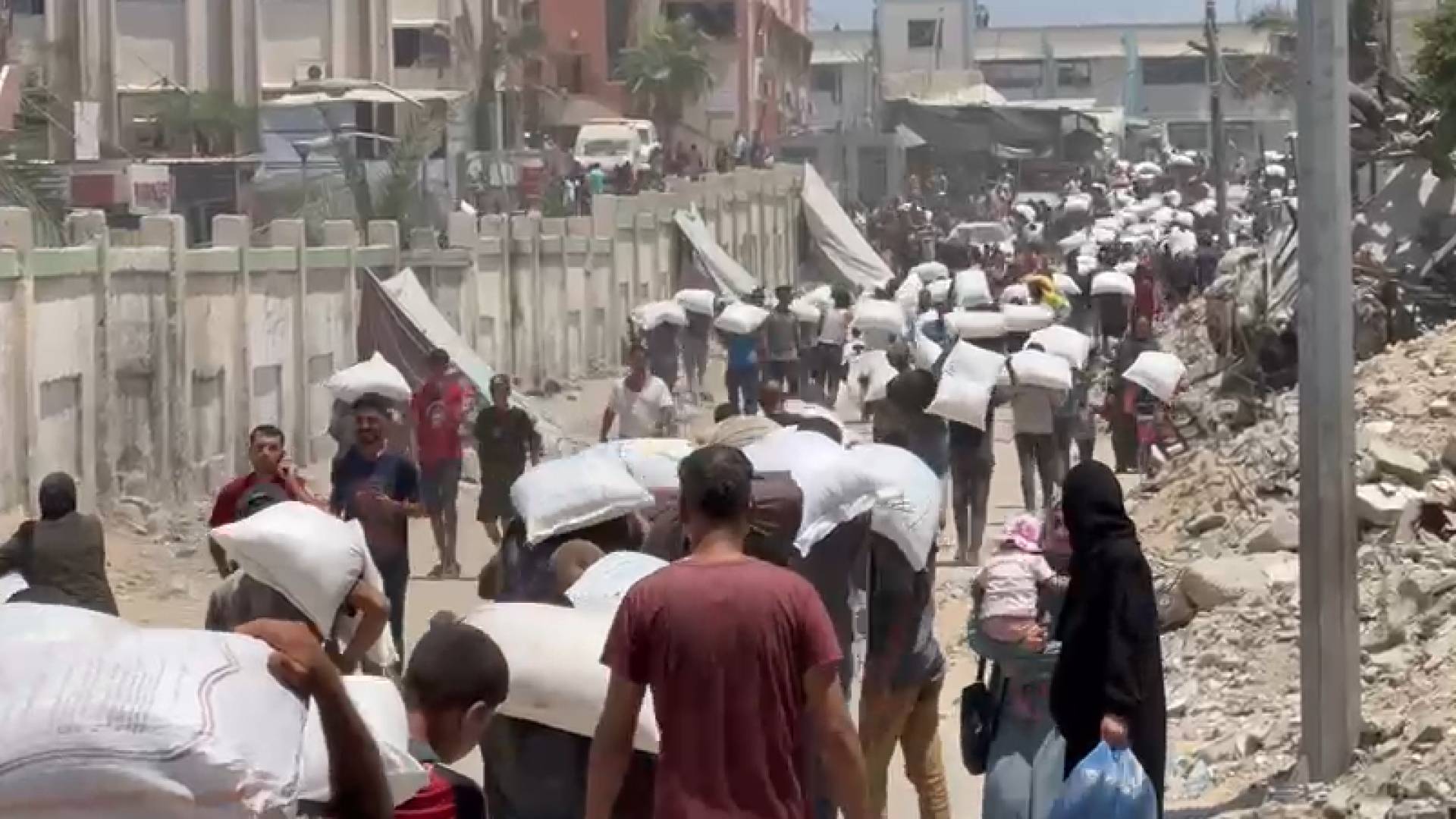 الهيئة الخيرية الهاشمية تدخل شحنة ضخمة من الطحين إلى قطاع غزة