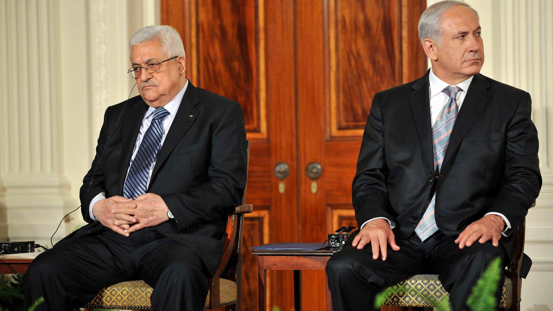 رئيس وزراء الاحتلال بنيامين نتنياهو والرئيس الفلسطيني محمود عباس -أرشيفية