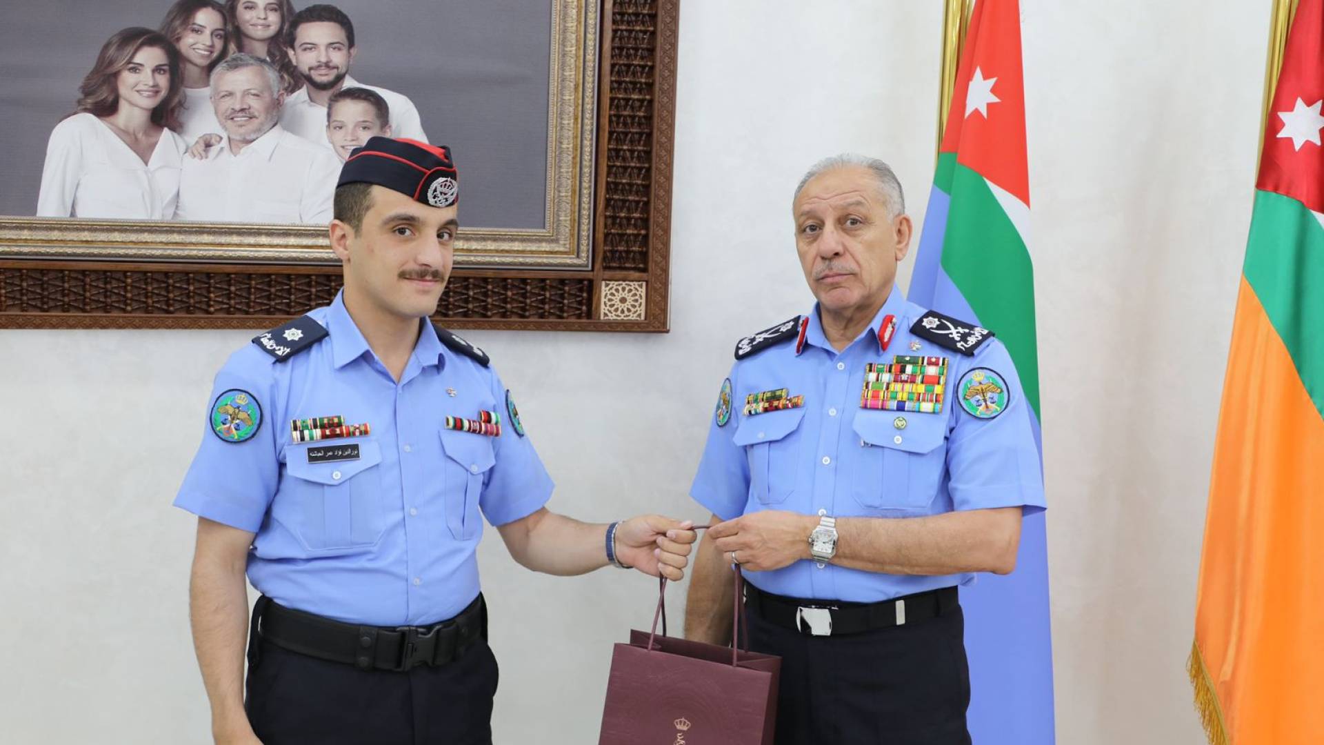 مدير الأمن العام يسلّم الملازم نور الدين الحباشنة هدية ملكية تقديراً لإنجازه الدولي