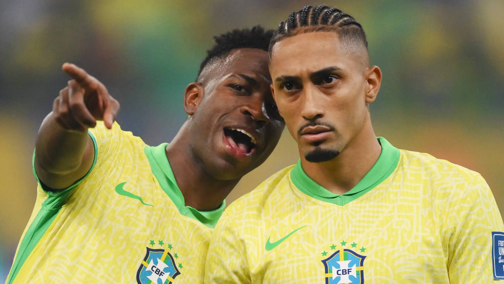 فينيسوس مع مواطنه رافينيا بقميص منتخب بلاده البرازيل