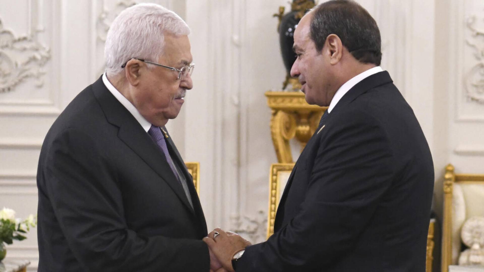 الرئيس الفلسطيني محمود عباس ونظيره المصري عبد الفتاح السيسي