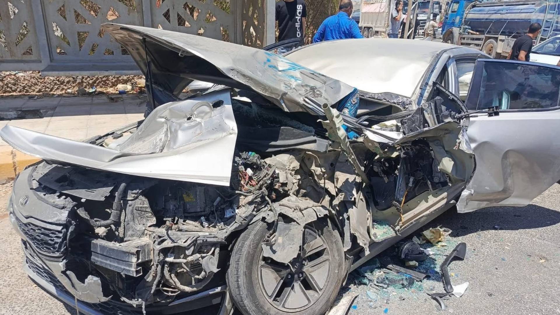 حادث تصادم وقع بين صهريج مياه ومركبة صغيرة