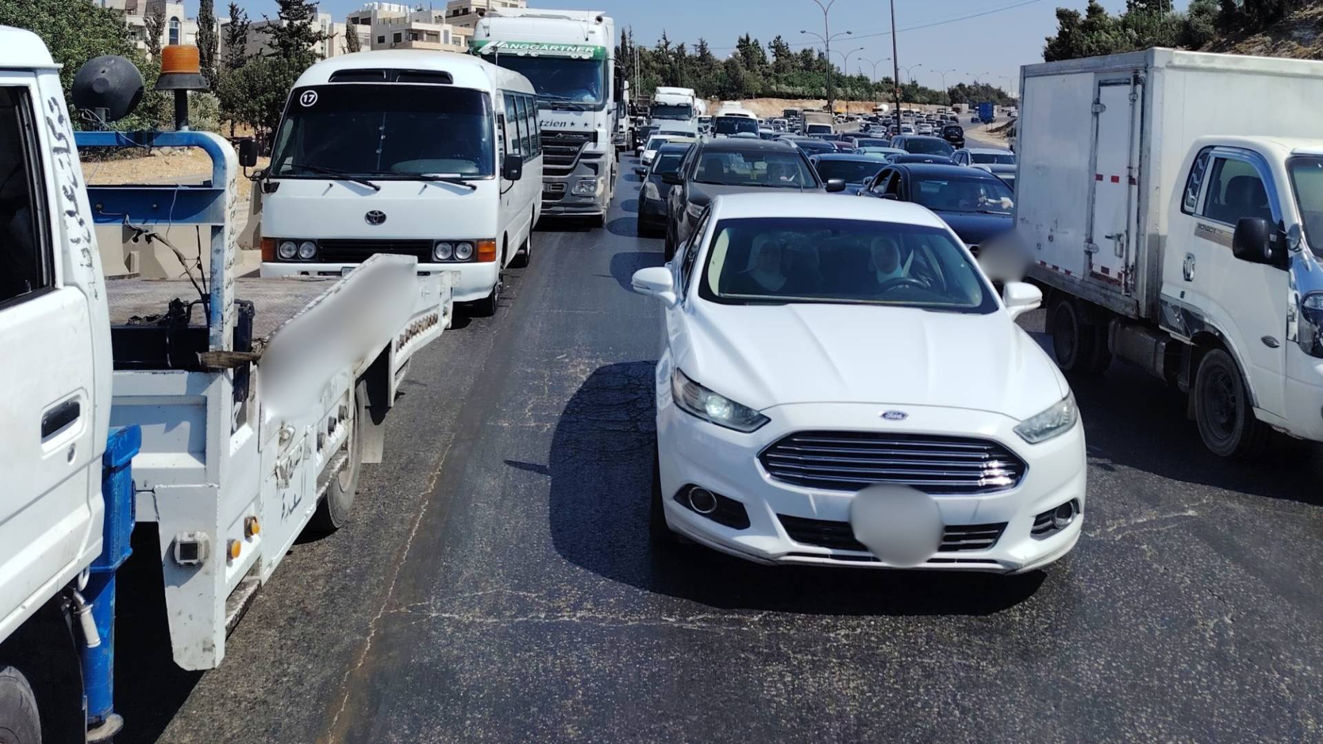 أزمة سير على طريق المطار بسبب إنقلاب شاحنة