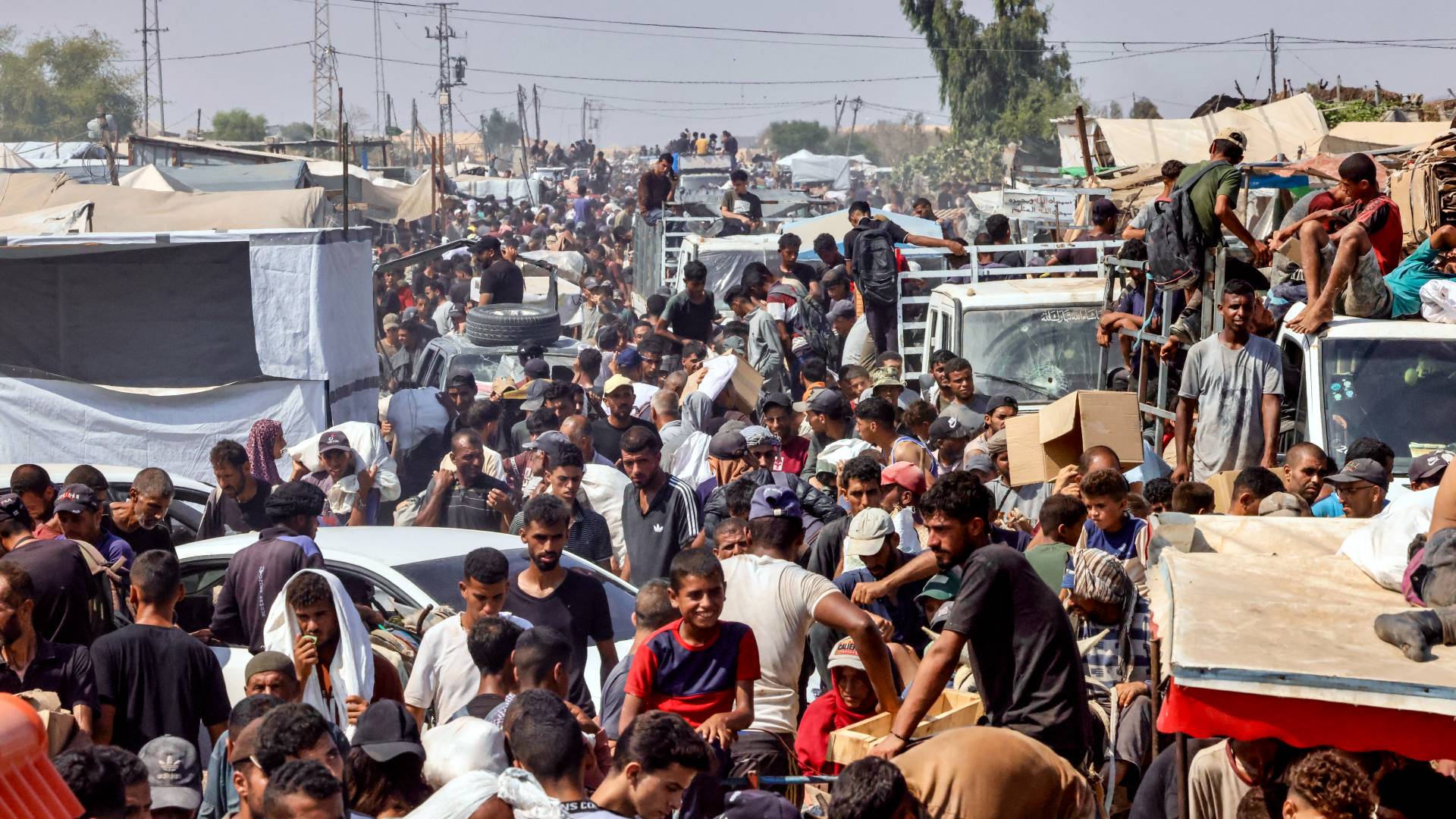 فلسطينيون في غزة يترقبون مساعدات