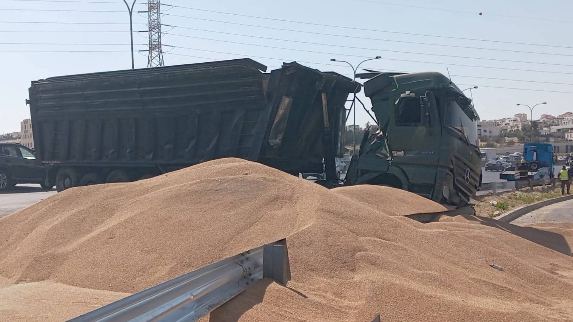 تدهور مركبة على طريق المطار