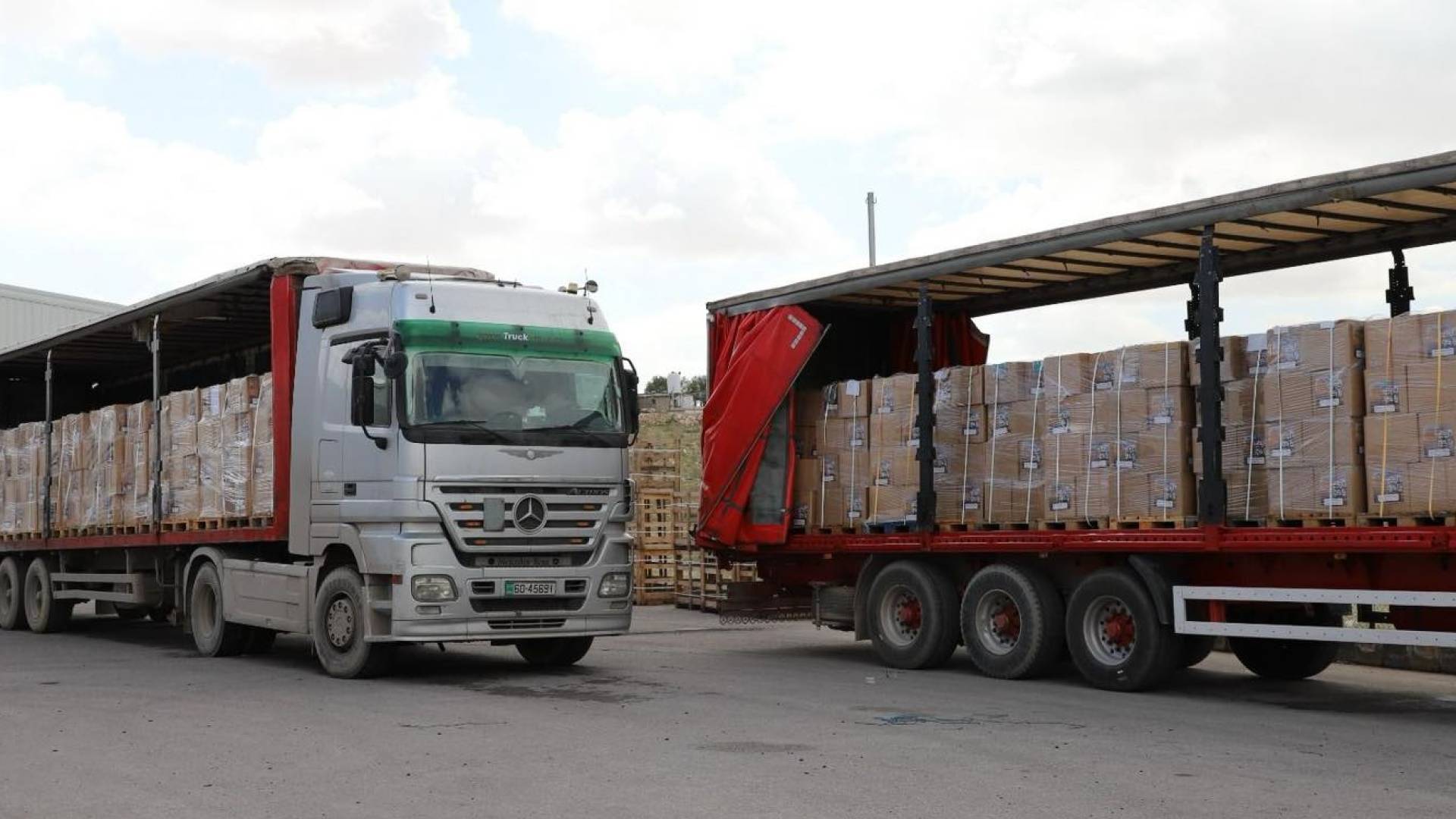 شاحنات تحمل مساعدات إلى قطاع غزة "ارشيفية"