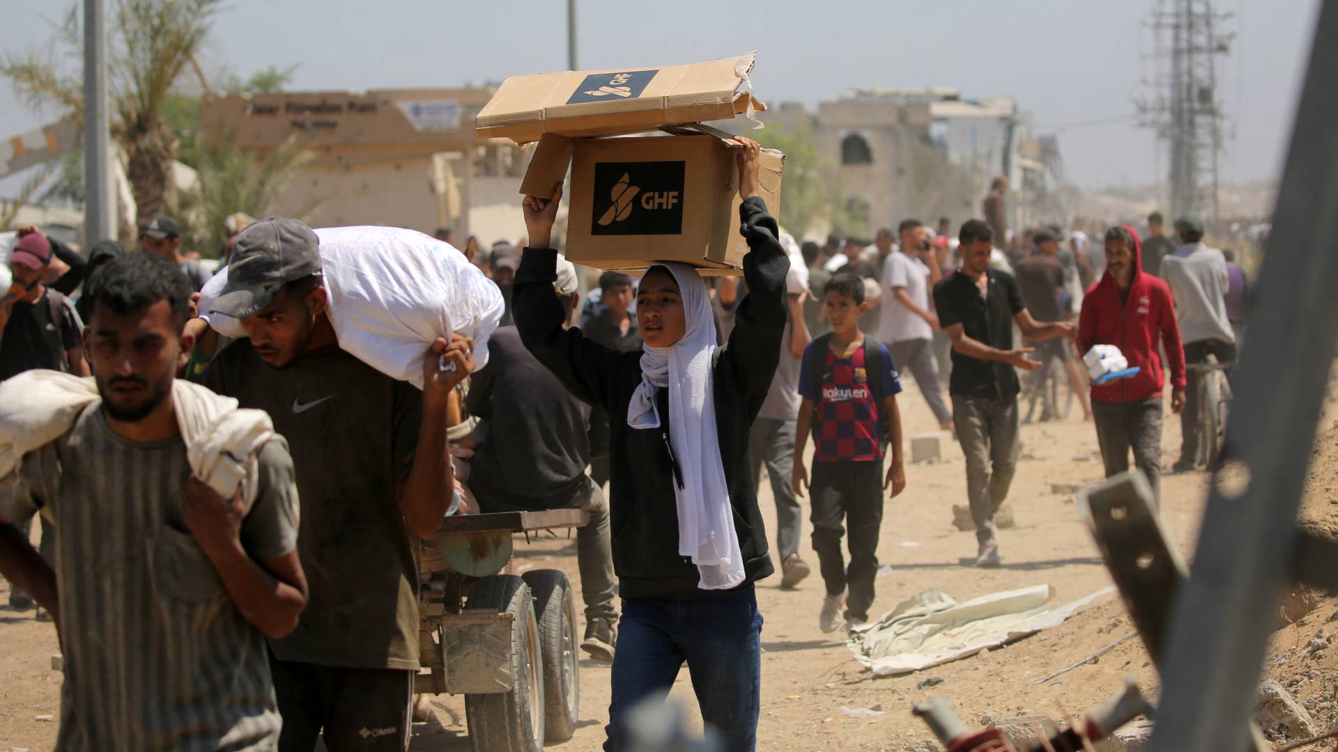 اهل غزة يتلقون المساعدات