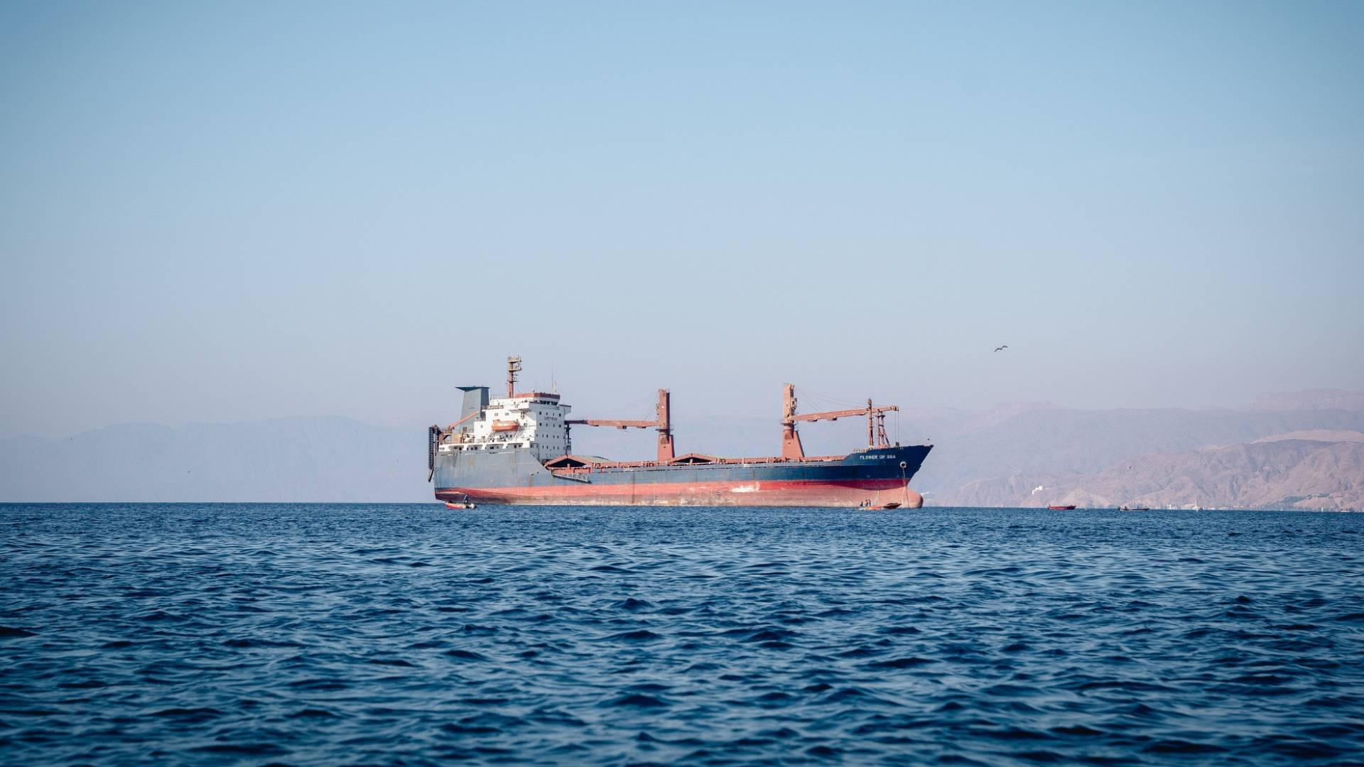 سفينة عائمة في البحر الأحمر