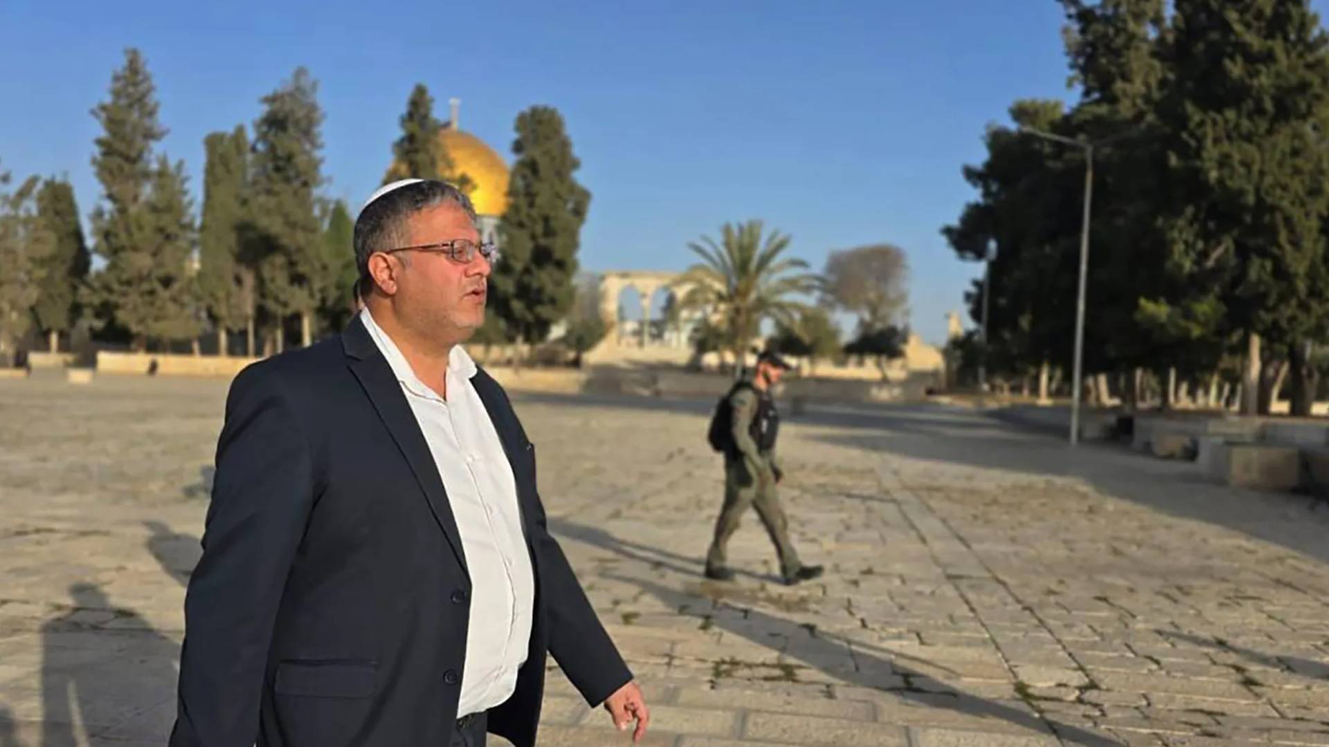 بن غفير يقتحم باحات المسجد الأقصى