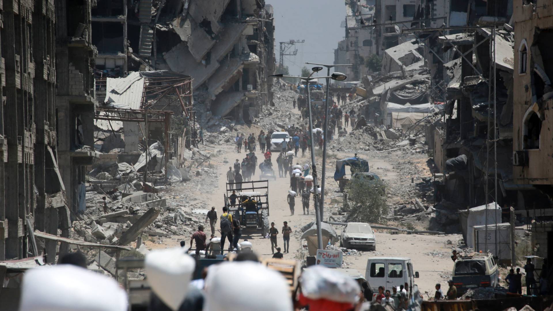 متلقو مساعدات في غزة