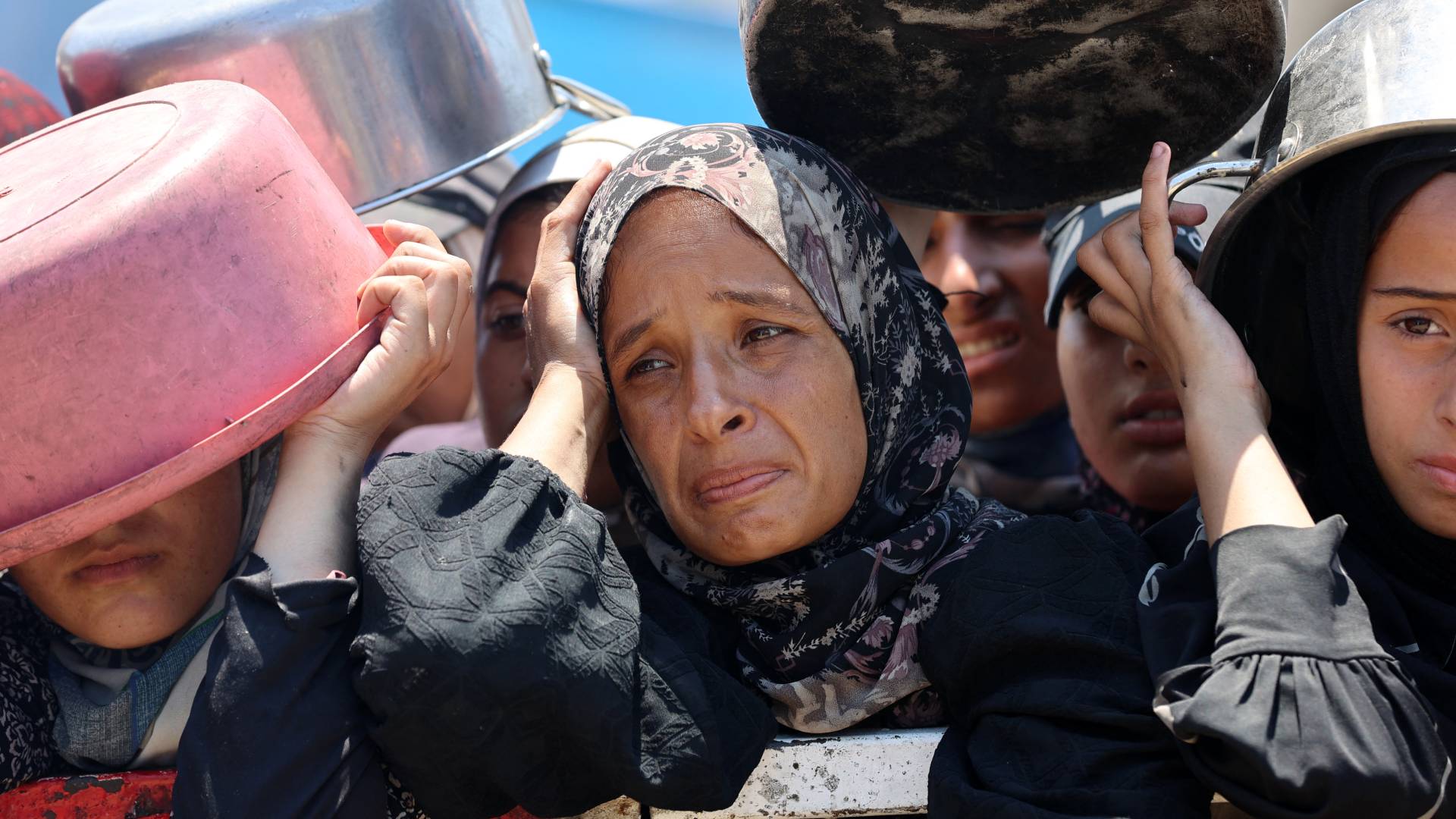 سيدة عند نقطة توزيع مساعدات غذائية بغزة