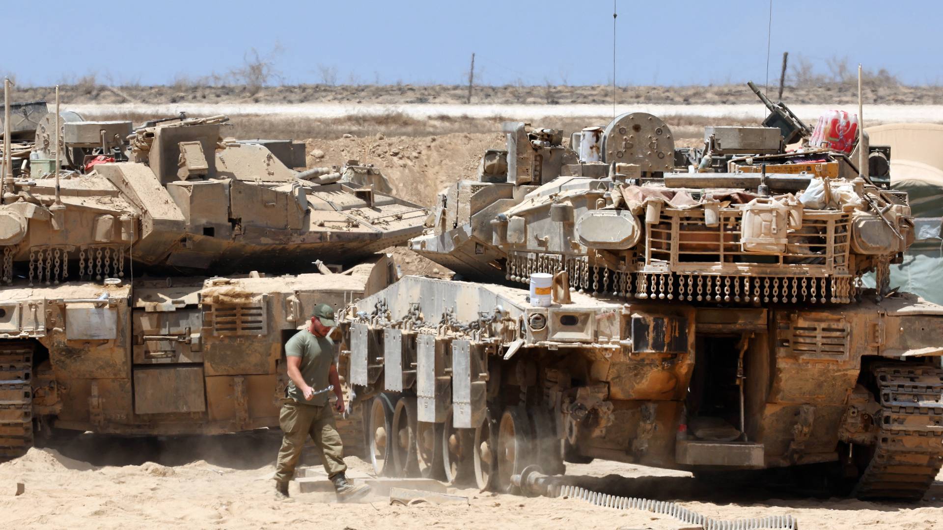 آليات الاحتلال الإسرائيلي مقربة غزة