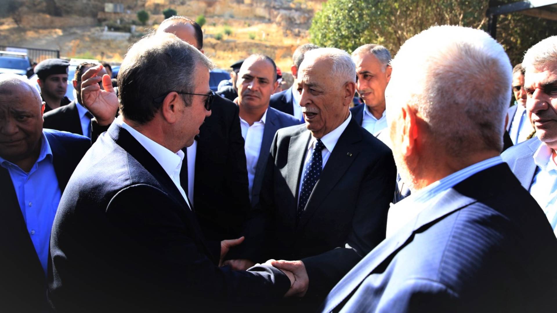 العيسوي يقدم واجب العزاء