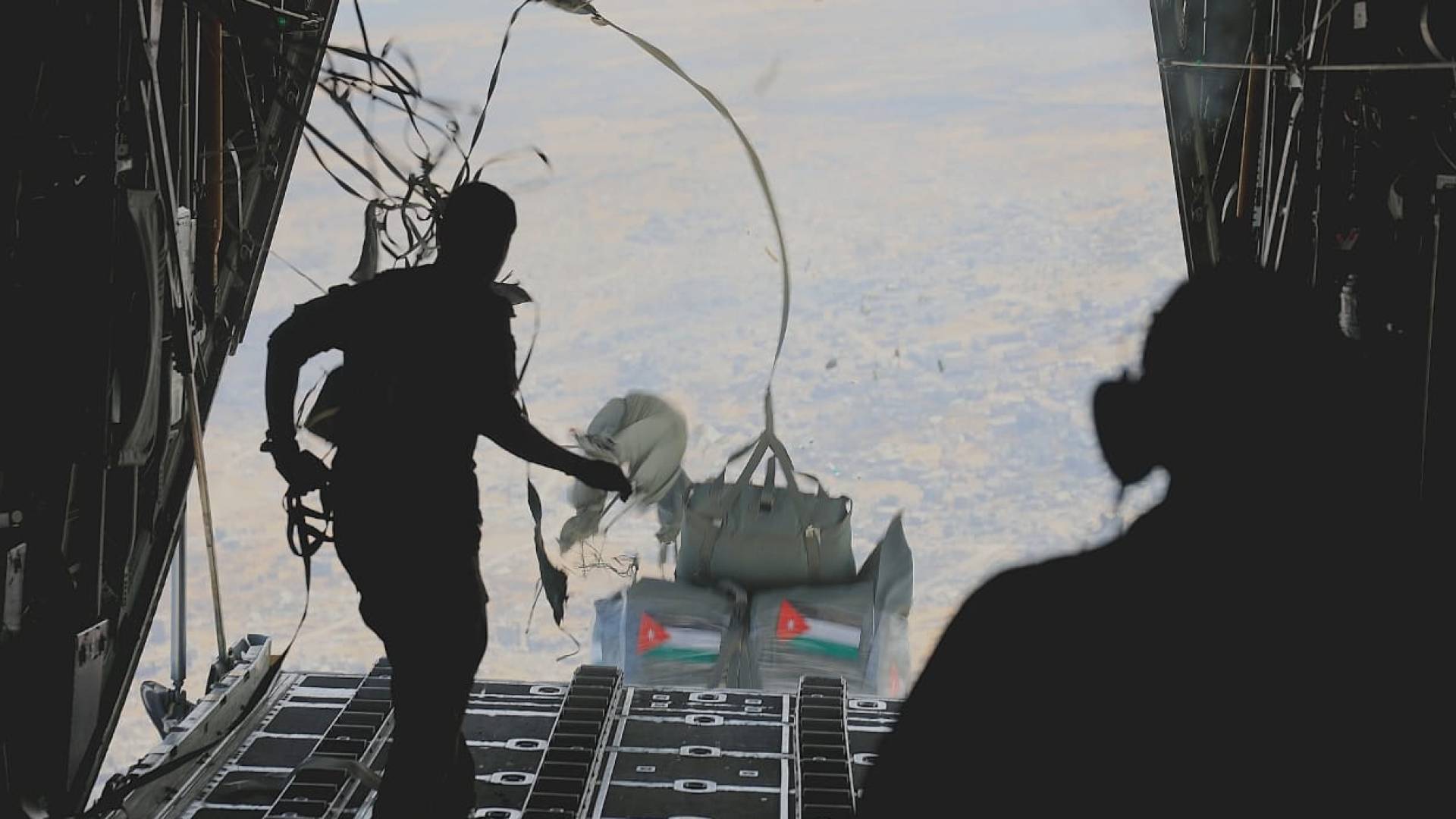 القوات المسلحة الأردنية تنفذ إنزالات جوية جديدة للمساعدات على غزة بمشاركة دولية