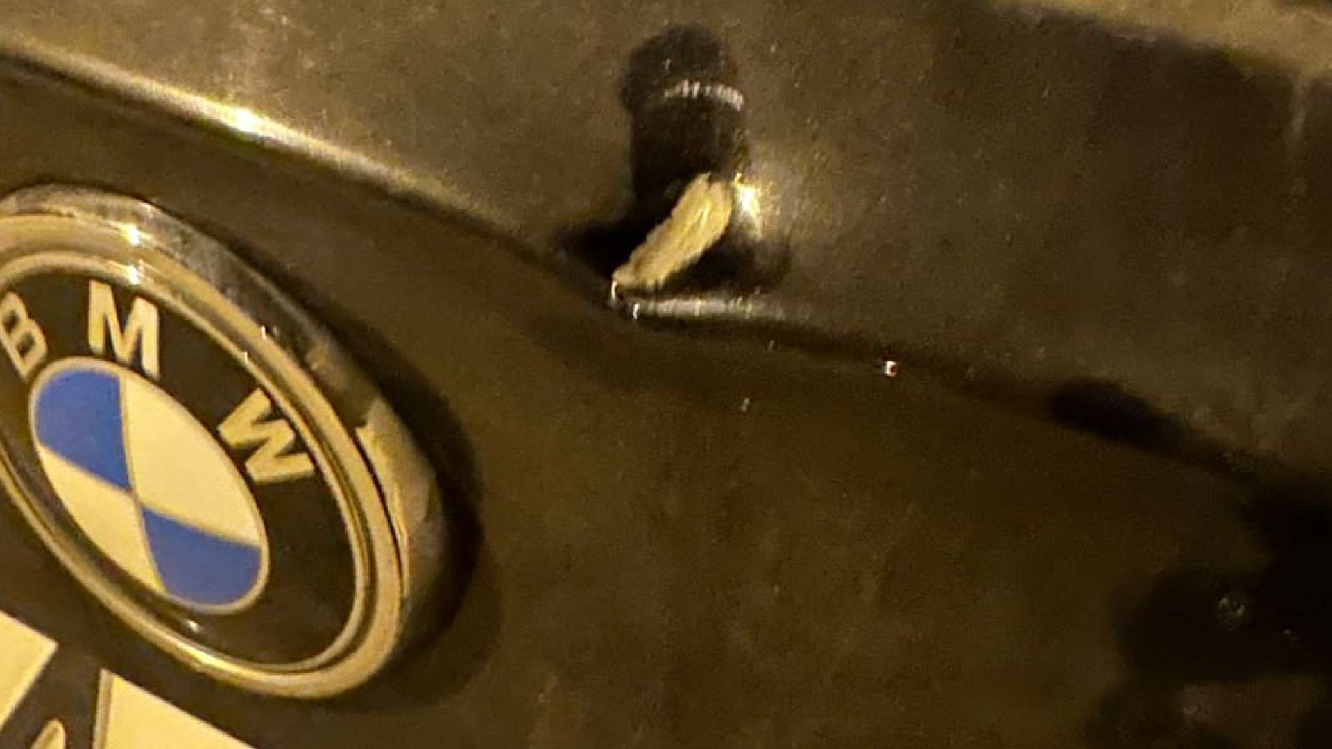 اختراق رصاصة لسيارة