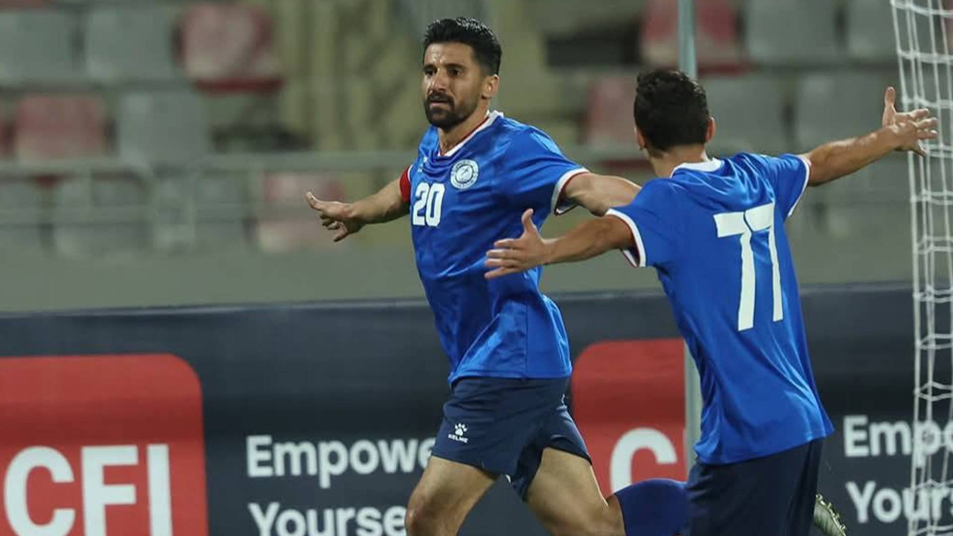 لاعبو الرمثا يحتفلون بهدف سابق