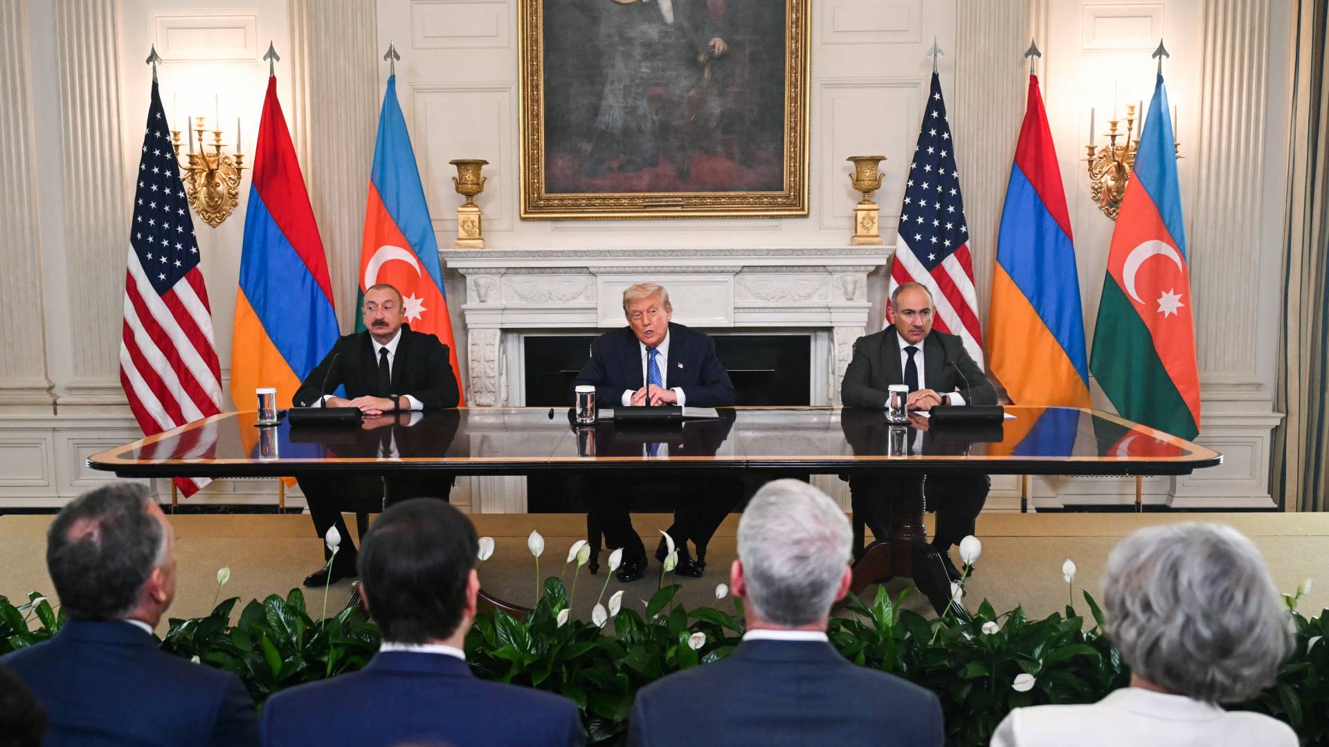 ترمب يشارك في مراسم توقيع ثلاثية مع الرئيس الأذربيجاني(يسار) ورئيس وزراء أرمينيا (يمين)