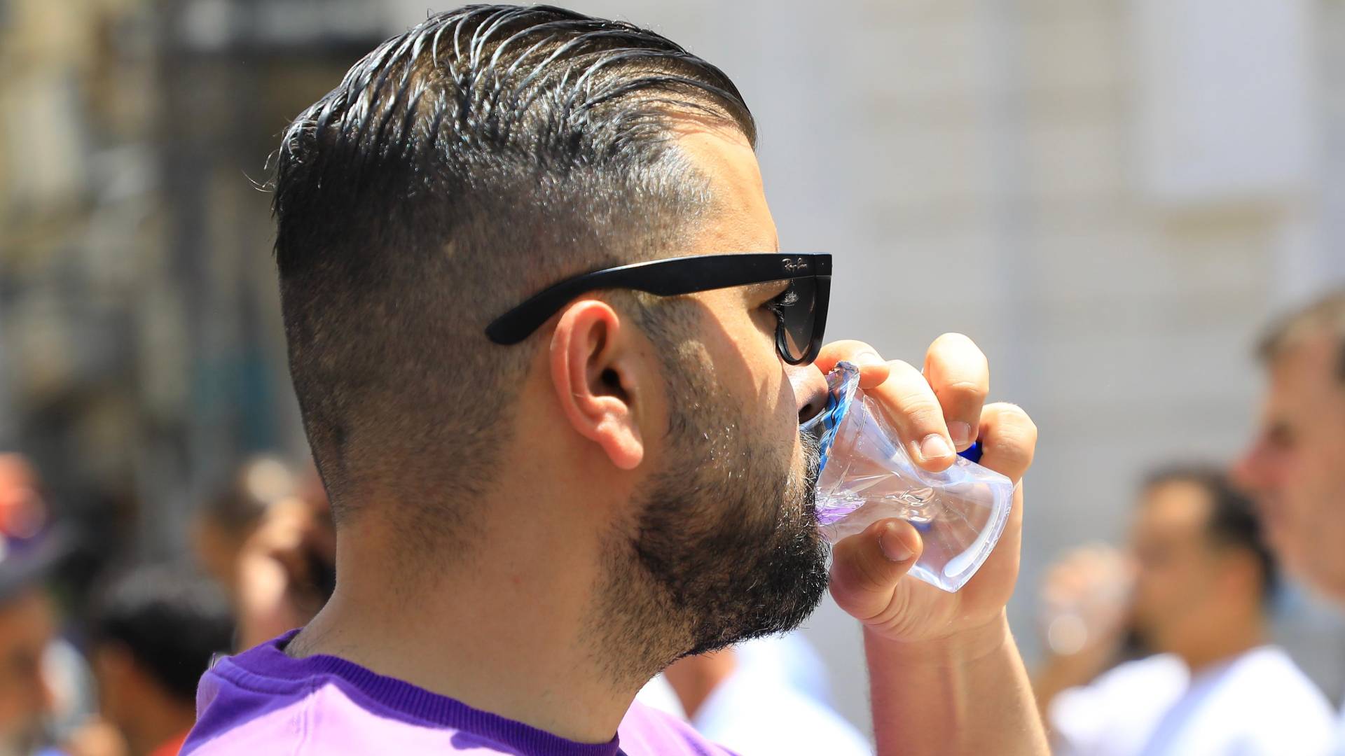 شخص في عمان يشرب المياه في ظل ارتفاع درجات الحرارة