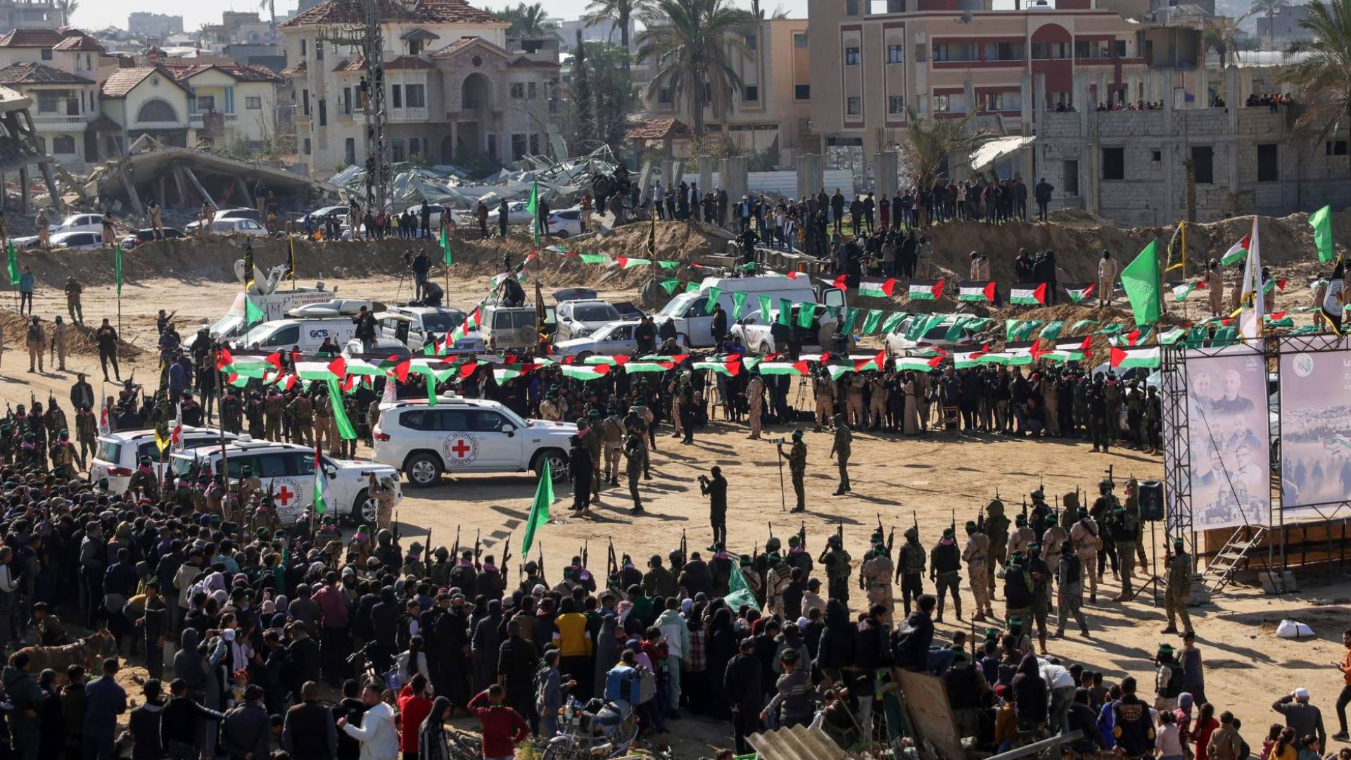 حركة حماس لدى تسليم محتجزين بغزة