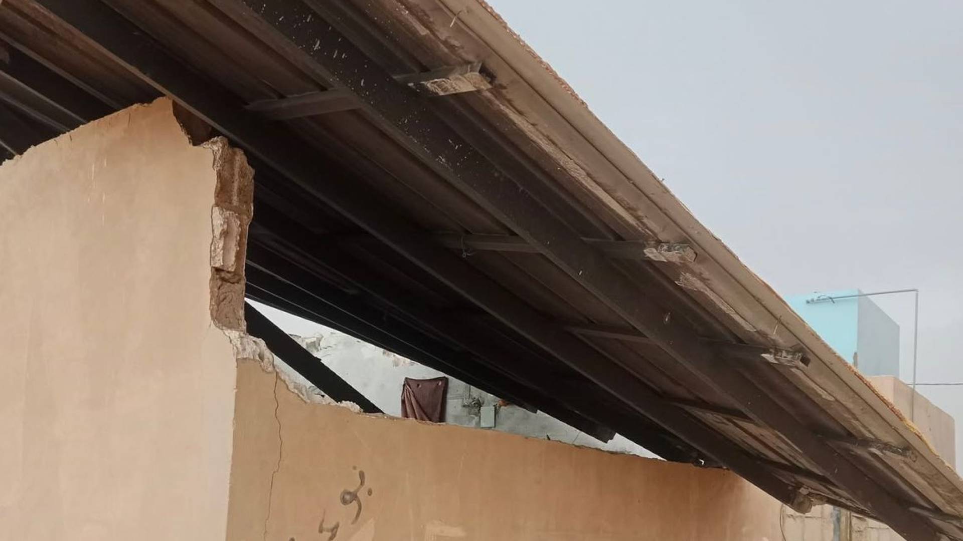 سقف المنزل المصنوع من الزينكو الذي سقط في الرويشد