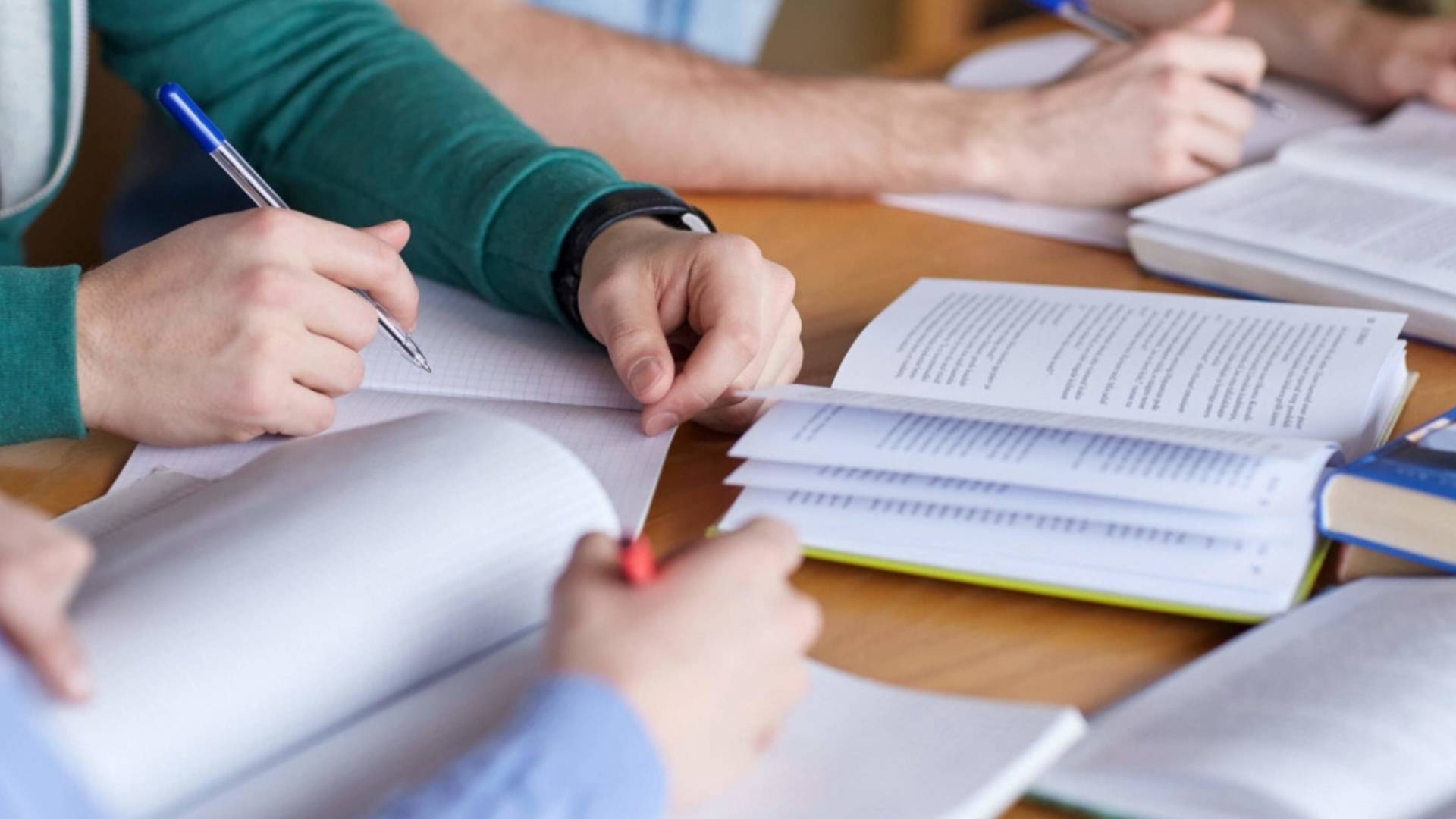 طلبة يدرسون