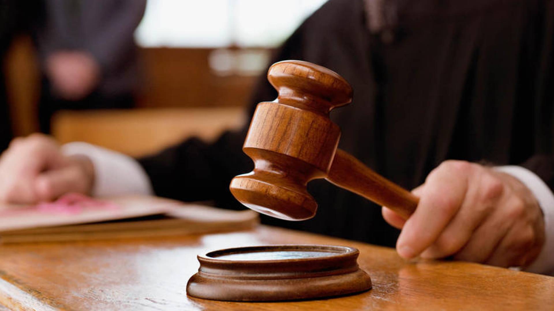 مطرقفة قاض وسندان