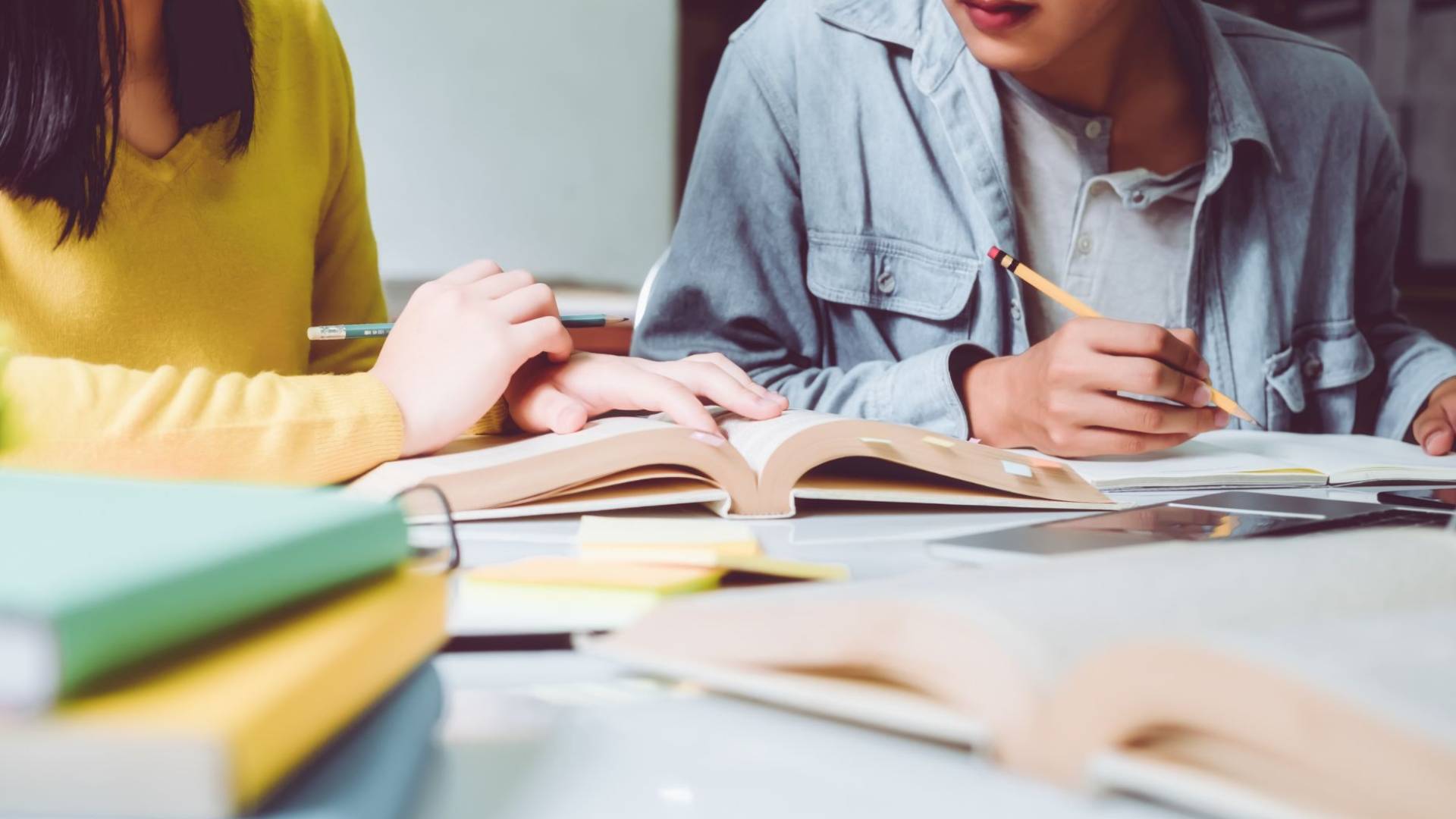 الإحصاءات العامة: ارتفاع نسبة المتعلمين بين الشباب 15–24 سنة إلى 99.3 بالمئة حتى نهاية 2024