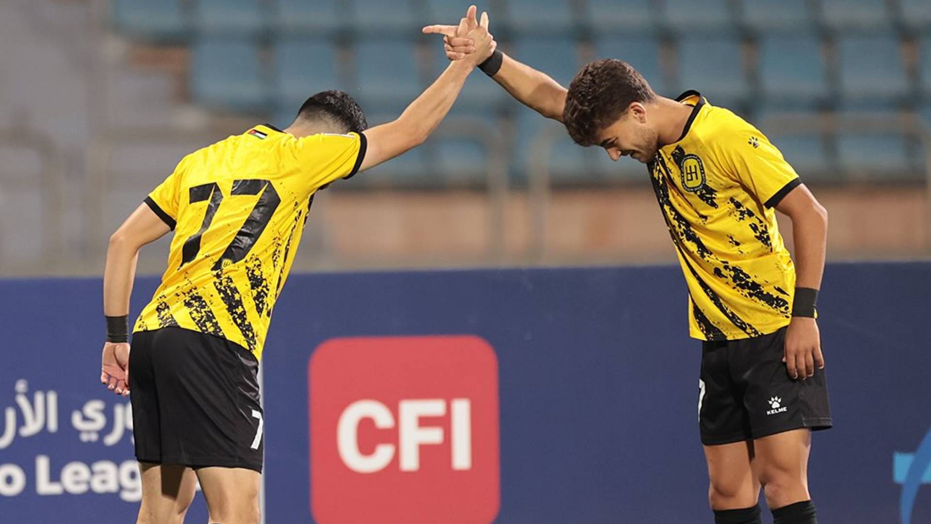 لاعبو الحسين يحتفلون بهدف