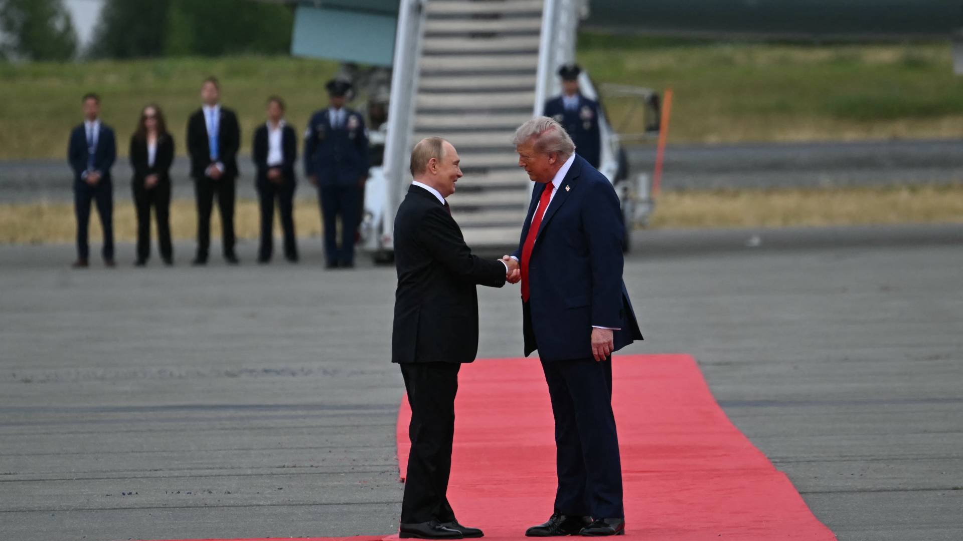 ترمب يستقبل بوتين لدى وصوله مطار ألاسكا