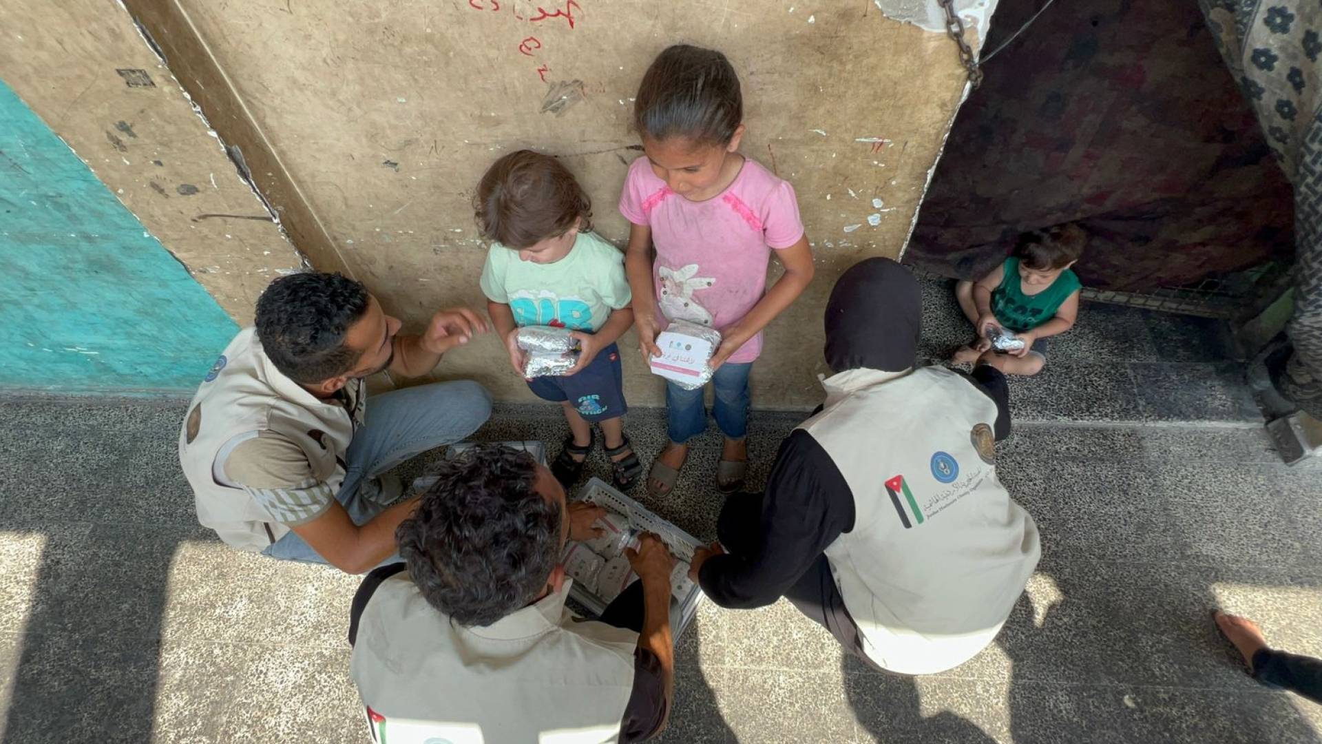 الهيئة الخيرية الهاشمية تواصل مشروع الوجبات الغذائية الساخنة للأسر المتضررة في غزة